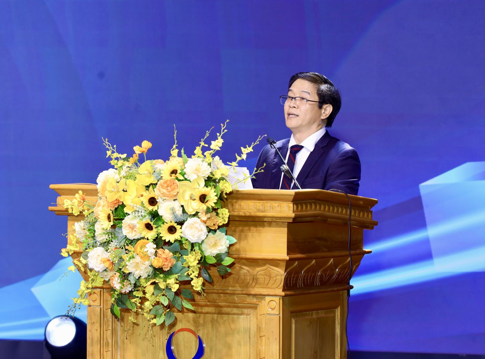 Vụ trưởng Vụ Gi&aacute;o dục Phổ th&ocirc;ng Th&aacute;i Văn T&agrave;i b&aacute;o c&aacute;o tại buổi lễ.