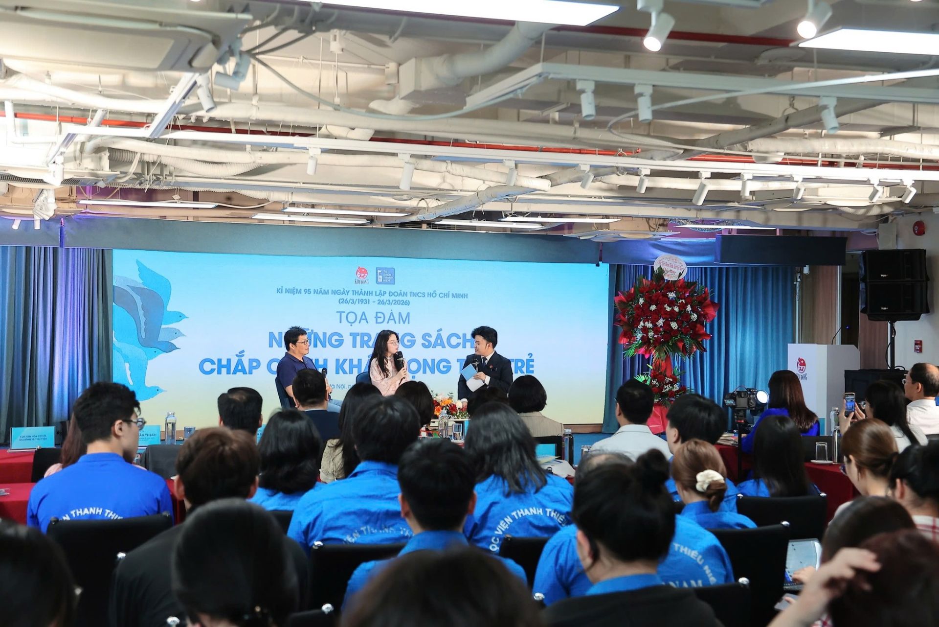 tọa đ&agrave;m &ldquo;Những trang s&aacute;ch chắp c&aacute;nh kh&aacute;t vọng tuổi trẻ&rdquo; thu h&uacute;t đ&ocirc;ng đảo đại biểu, bạn trẻ tham dự