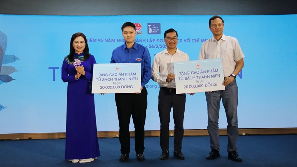 Đại diện NXB Kim Đồng v&agrave; c&aacute;c đơn vị nhận bảng tượng trưng trao tặng ấn phẩm &ldquo;Tủ s&aacute;ch Thanh ni&ecirc;n&rdquo; tại chương tr&igrave;nh.