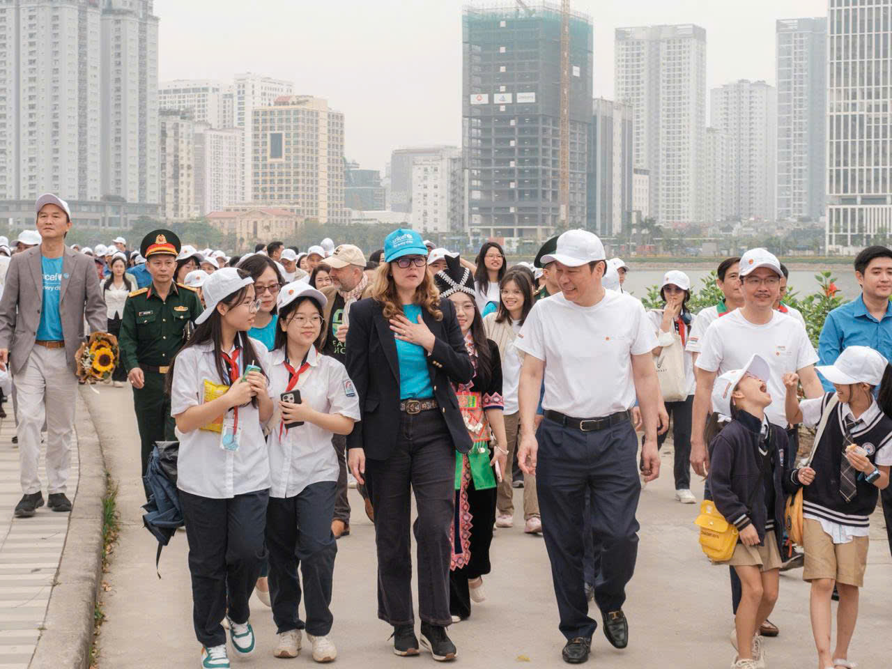 B&agrave; Silvia Danailov, Trưởng Đại diện UNICEF tại Việt Nam c&ugrave;ng l&atilde;nh đạo Bộ N&ocirc;ng nghiệp v&agrave; M&ocirc;i trường v&agrave; c&aacute;c đại biểu tham gia hoạt động đi bộ hưởng ứng chương tr&igrave;nh &ldquo;Trẻ em v&agrave; Thanh ni&ecirc;n h&agrave;nh động v&igrave; kh&ocirc;ng kh&iacute; sạch v&agrave; tương lai bền vững&rdquo; tại TP. H&agrave; Nội.