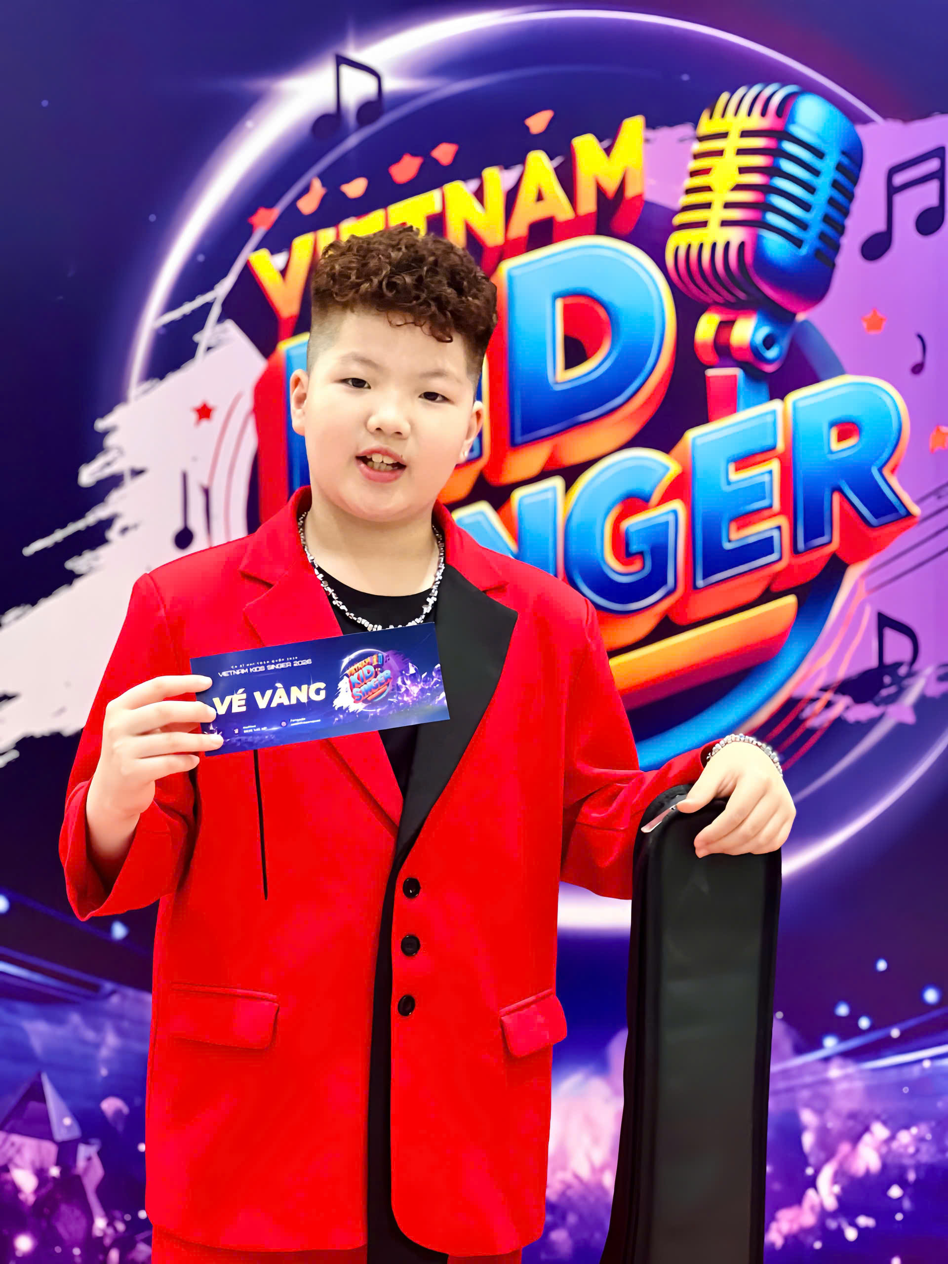 

Bạn Ho&agrave;ng Nhật Minh vui mừng khi  nhận được &ldquo;tấm v&eacute; v&agrave;ng&rdquo;. 