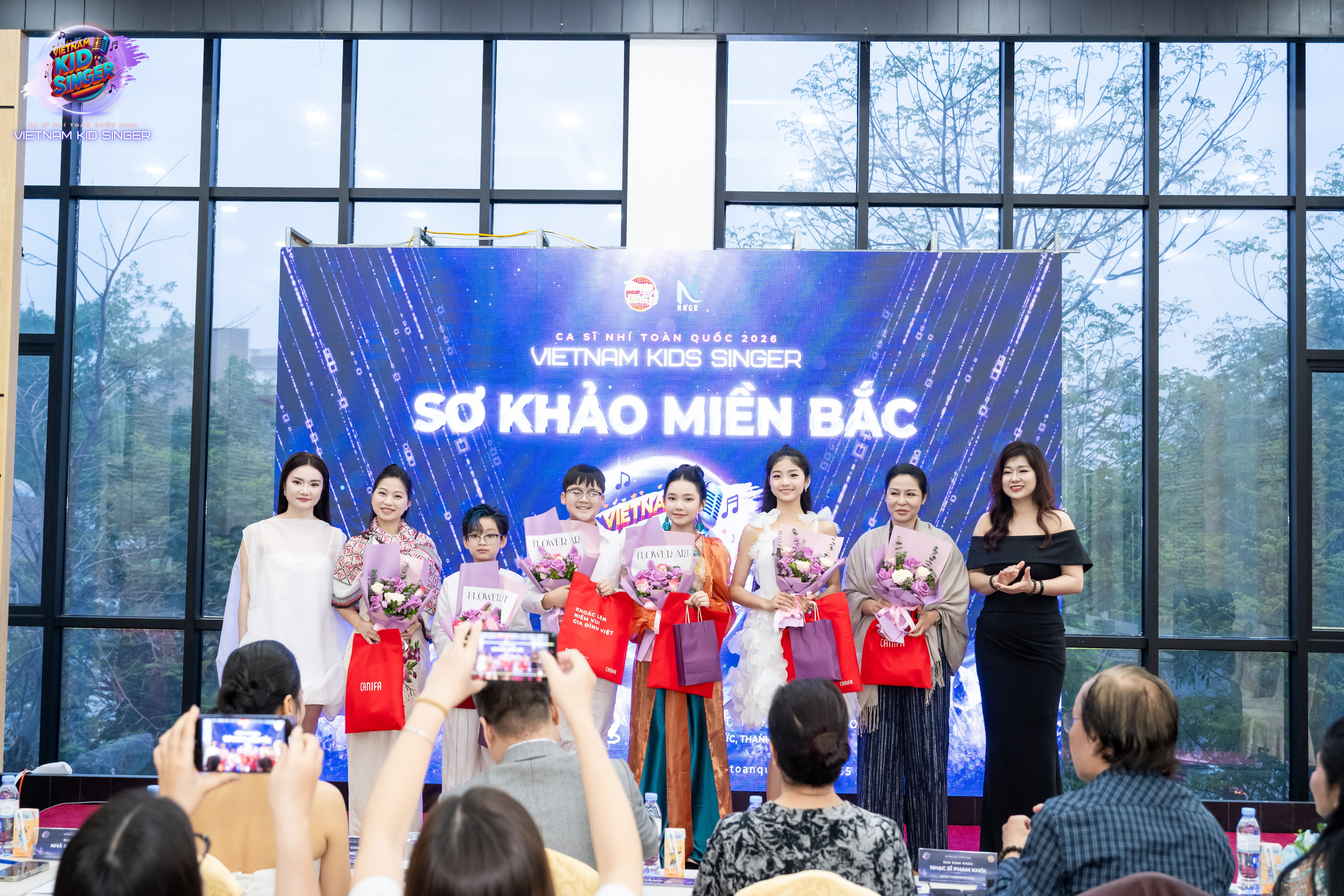 
BTC tặng hoa v&agrave; qu&agrave; tới c&aacute;c đơn vị t&agrave;i trợ, đại sứ nh&iacute;, kh&aacute;ch mời danh dự.