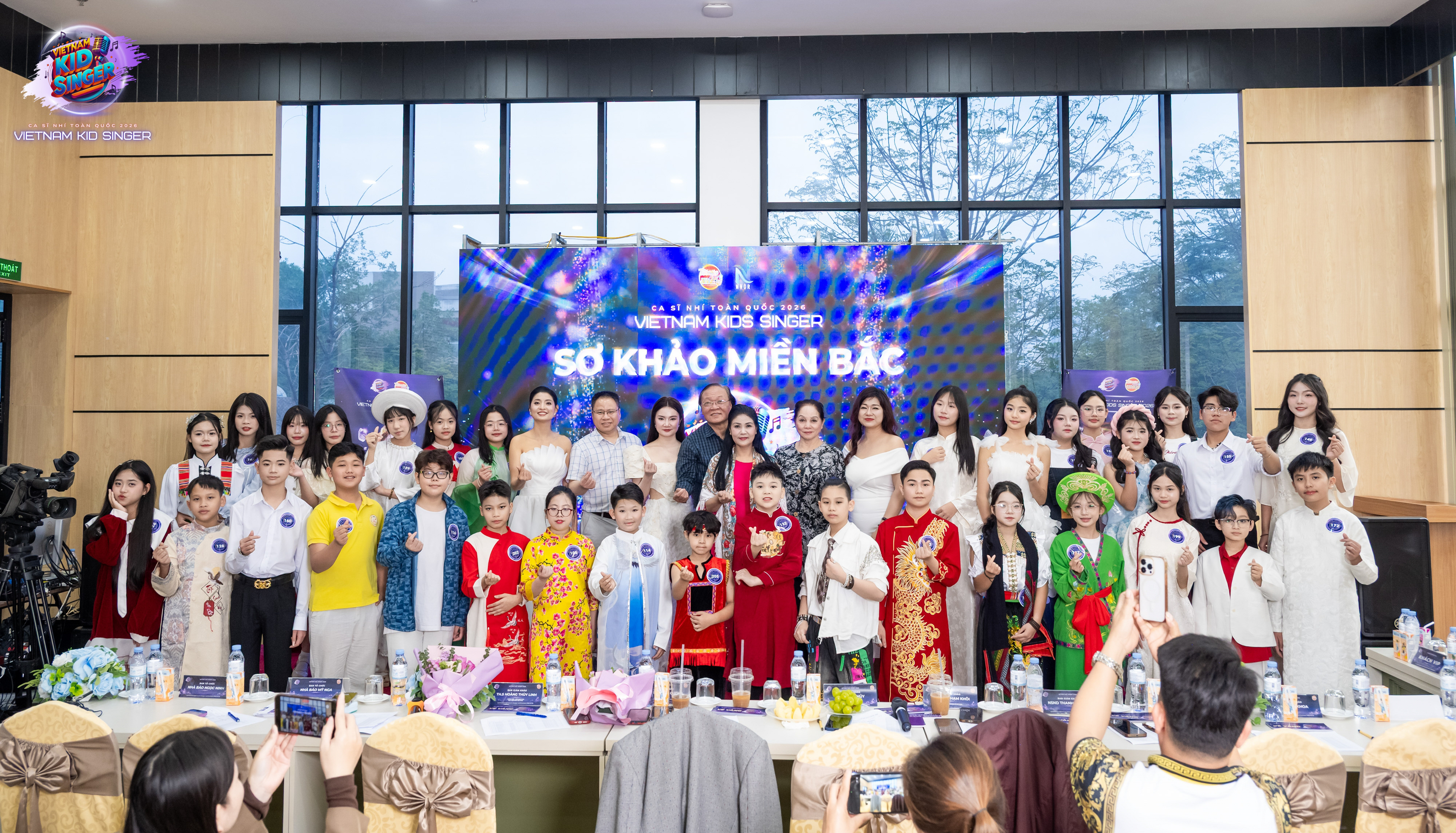 C&aacute;c th&iacute; sinh miền Bắc c&ugrave;ng nhau lưu giữ những kỷ niệm đẹp tại cuộc thi. 