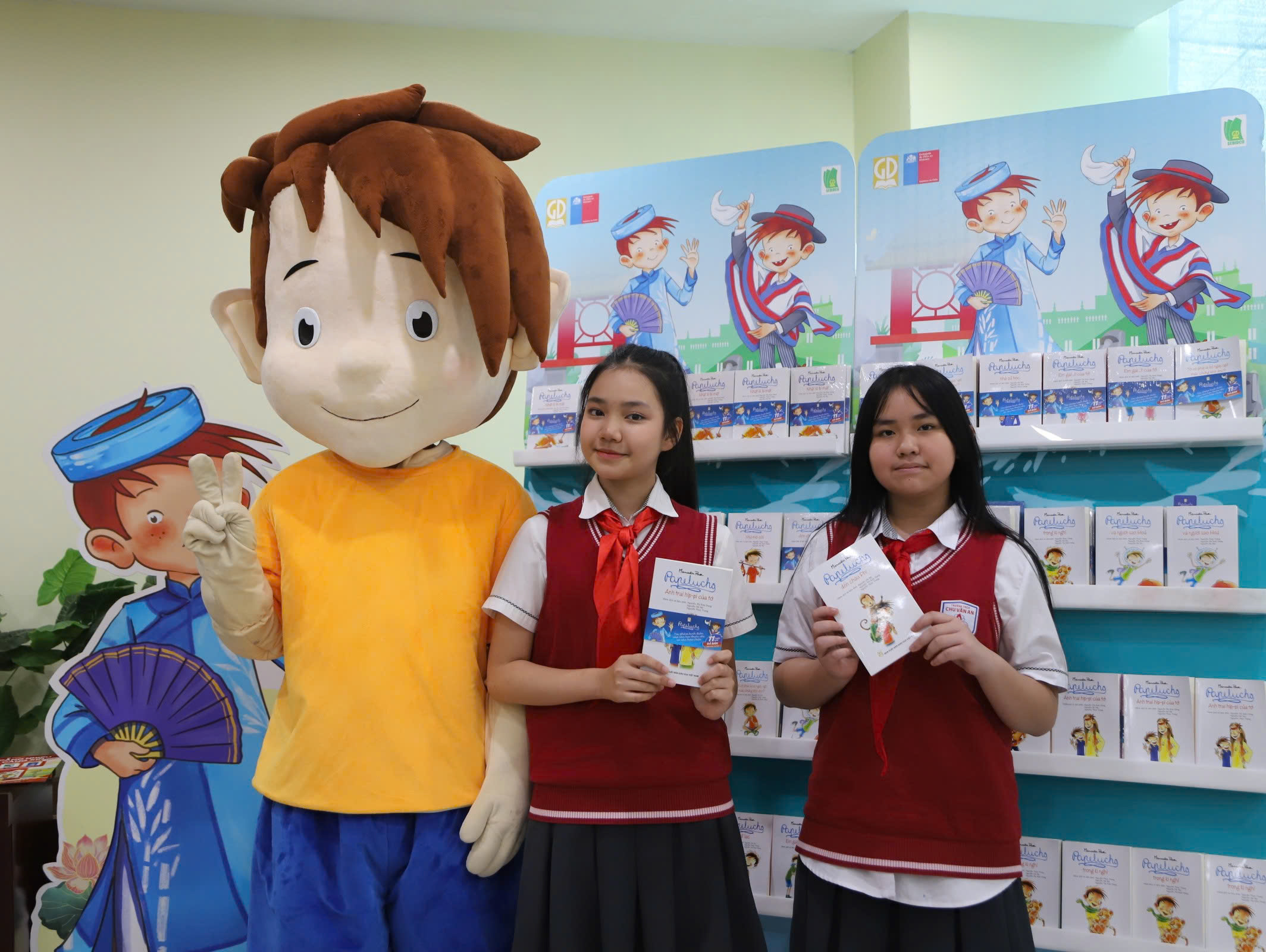 C&aacute;c bạn học sinh h&agrave;o hứng t&igrave;m hiểu bộ s&aacute;ch Papelucho tại kh&ocirc;ng gian trưng b&agrave;y