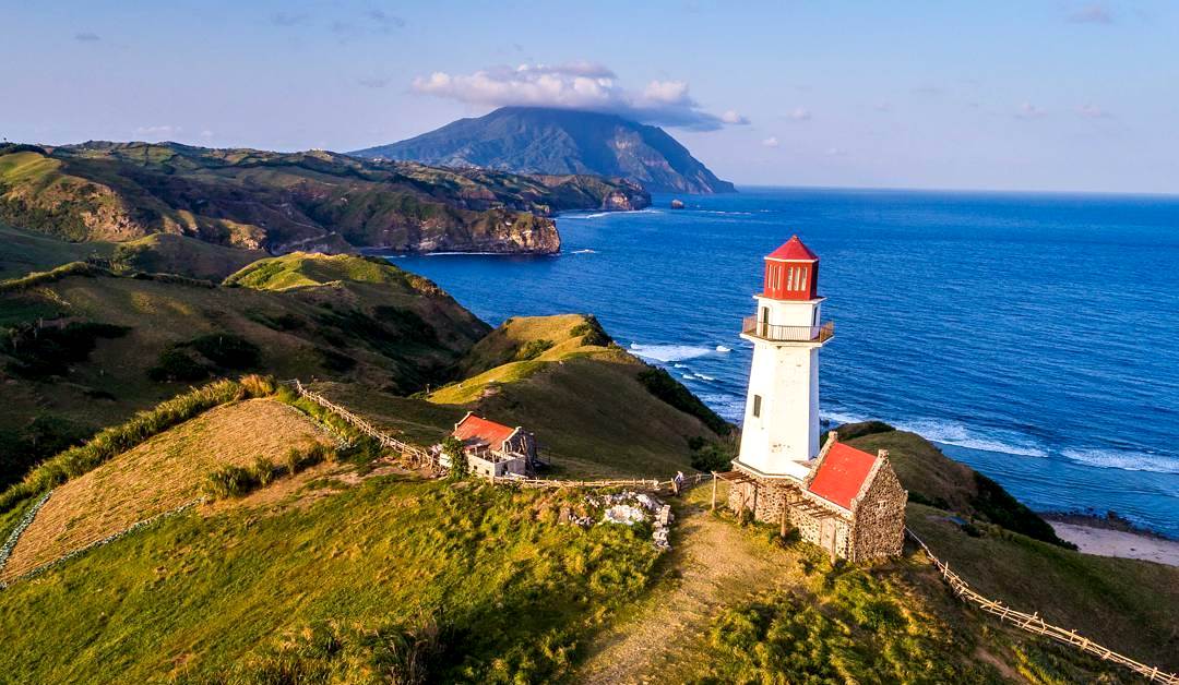 Ở cực Bắc Philippines, Batanes c&oacute; những v&aacute;ch đ&aacute; ven biển gồ ghề v&agrave; những ngọn đồi xanh nhấp nh&ocirc; tương tự như những g&igrave; bạn c&oacute; thể t&igrave;m thấy ở New Zealand hoặc bờ biển Ireland.