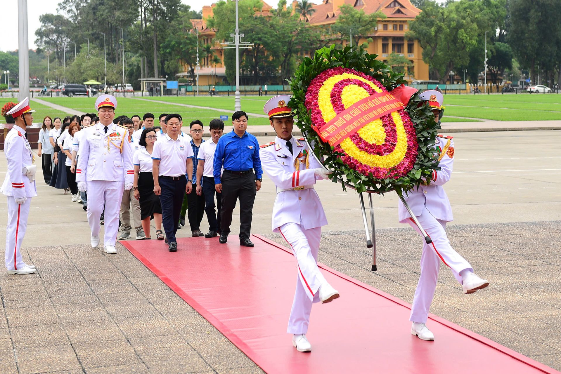 Đoàn đại bi&ecirc;̉u vào Lăng vi&ecirc;́ng Chủ tịch H&ocirc;̀ Chí Minh.