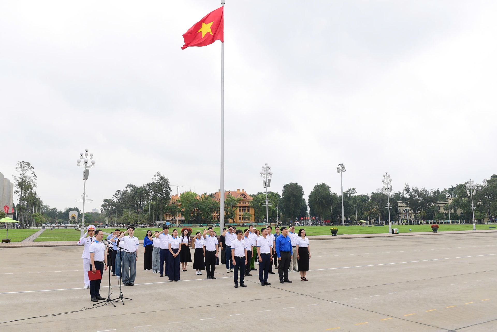 Đoàn đại bi&ecirc;̉u Gương mặt trẻ Vi&ecirc;̣t Nam ti&ecirc;u bi&ecirc;̉u và Gương mặt trẻ Vi&ecirc;̣t Nam tri&ecirc;̉n vọng báo c&ocirc;ng l&ecirc;n Bác.