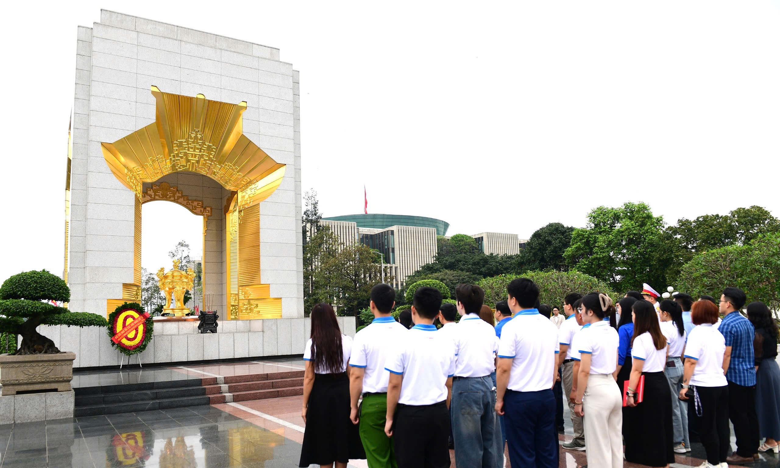 Đoàn đại bi&ecirc;̉u d&acirc;ng hương tại Tượng đài Bắc Sơn.