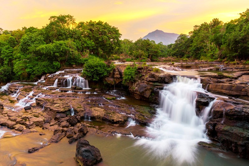 Cao nguy&ecirc;n Bolaven l&agrave; nơi m&agrave; t&agrave;n t&iacute;ch của hoạt động n&uacute;i lửa cổ đại, như v&aacute;ch đ&aacute; dung nham v&agrave; miệng n&uacute;i lửa đ&atilde; tắt, c&ugrave;ng tồn tại với cảnh quan thi&ecirc;n nhi&ecirc;n tươi tốt, nổi bật với những th&aacute;c nước ngoạn mục, hẻm n&uacute;i s&acirc;u v&agrave; s&ocirc;ng ng&ograve;i h&ugrave;ng vĩ.