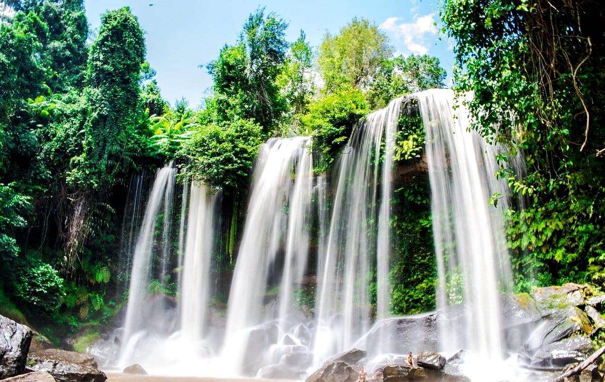 Nằm ẩn m&igrave;nh trong d&atilde;y n&uacute;i Phnom Kulen linh thi&ecirc;ng, Vườn quốc gia Phnom Kulen, Campuchia được coi l&agrave; c&aacute;i n&ocirc;i của Đế chế Khmer. Trong khu vực được bảo vệ n&agrave;y, với những khu rừng nhiệt đới nguy&ecirc;n sơ, th&aacute;c nước h&ugrave;ng vĩ v&agrave; cảnh quan tuyệt đẹp, tồn tại &ldquo;th&agrave;nh phố bị mất t&iacute;ch&rdquo; Mahendraparvata, kinh đ&ocirc; cổ đại của Đế chế Khmer, c&oacute; ni&ecirc;n đại trước Angkor Wat khoảng 350 năm.