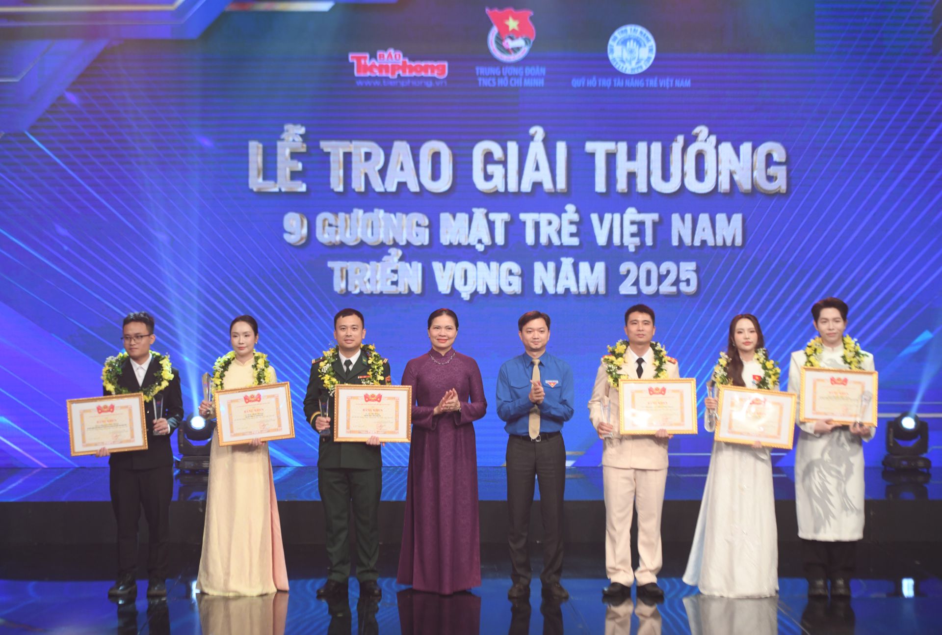 Ph&oacute; Chủ tịch Ủy ban T.Ư MTTQ Việt Nam H&agrave; Thị Nga v&agrave; B&iacute; thư thường trực T.Ư Đo&agrave;n Nguyễn Minh Triết trao Giải thưởng Gương mặt trẻ Việt Nam triển vọng.