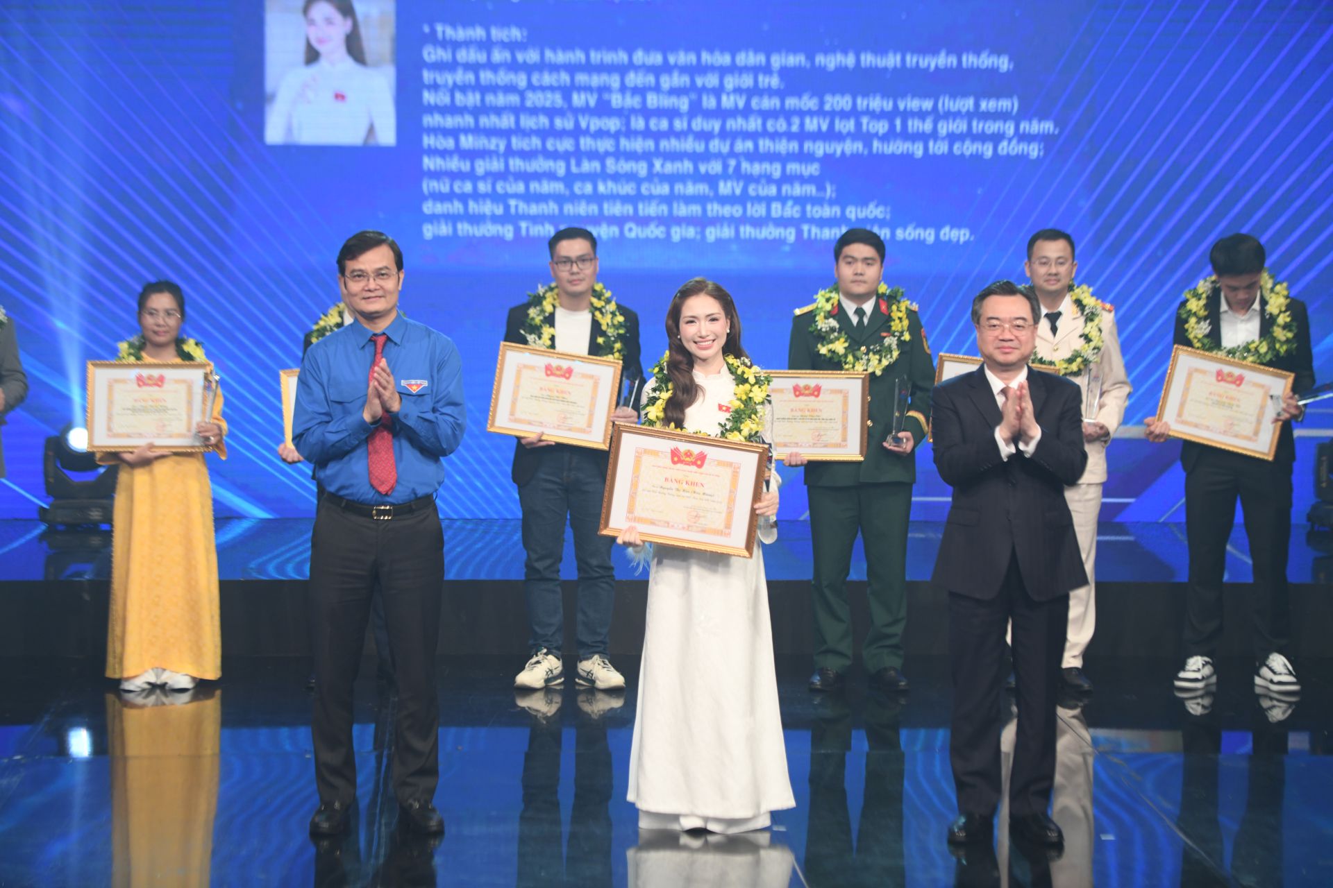 Trưởng Ban Ch&iacute;nh s&aacute;ch, Chiến lược T.Ư Nguyễn Thanh Nghị v&agrave; B&iacute; thư thứ nhất T.Ư Đo&agrave;n B&ugrave;i Quang Huy trao Giải thưởng Gương mặt trẻ Việt Nam ti&ecirc;u biểu.