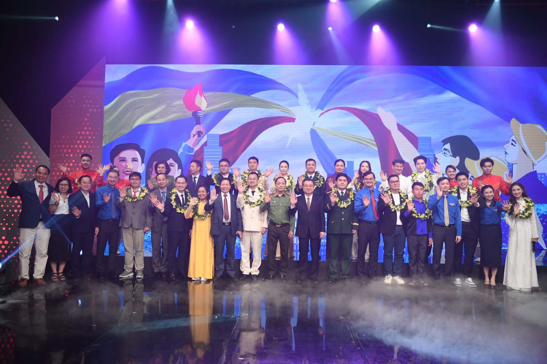 C&aacute;c đại biểu chụp ảnh lưu niệm tại chương tr&igrave;nh.