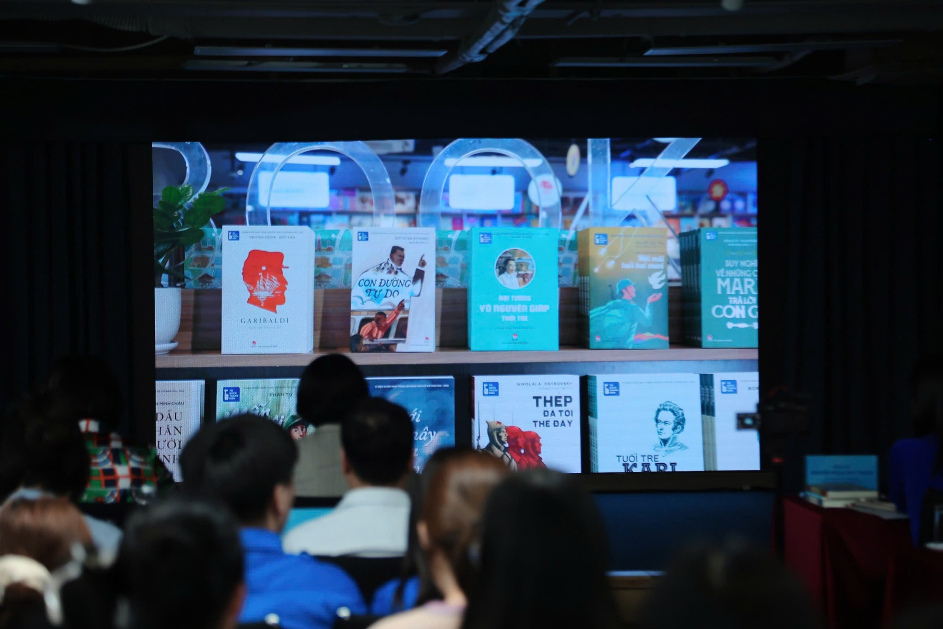 L&ecirc;̃ ra mắt Tủ sách Thanh Ni&ecirc;n tại Hà N&ocirc;̣i.