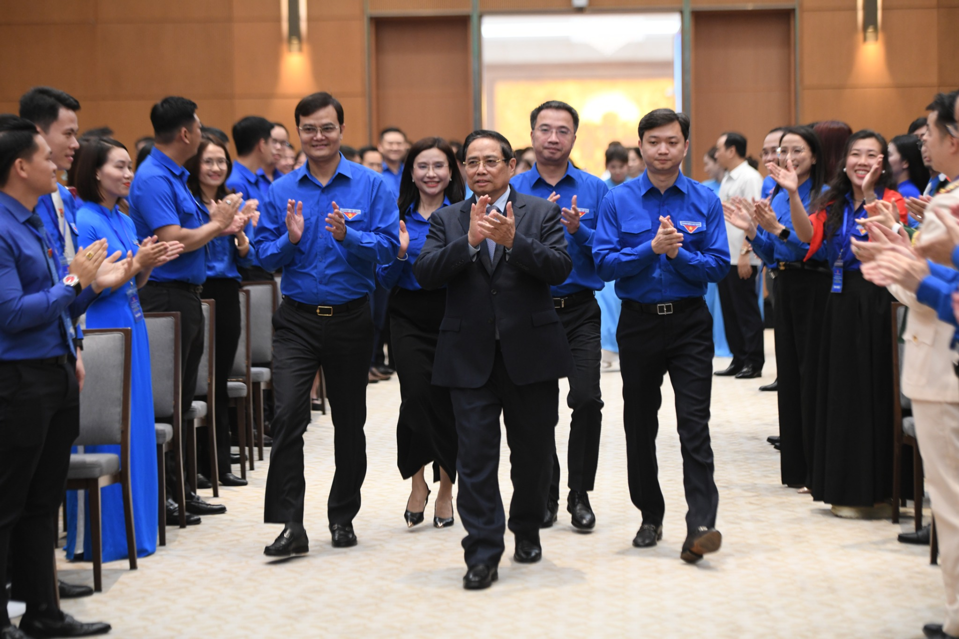 Đo&agrave;n vi&ecirc;n, thanh ni&ecirc;n ti&ecirc;u biểu ch&agrave;o mừng Thủ tướng Ch&iacute;nh phủ Phạm Minh Ch&iacute;nh.