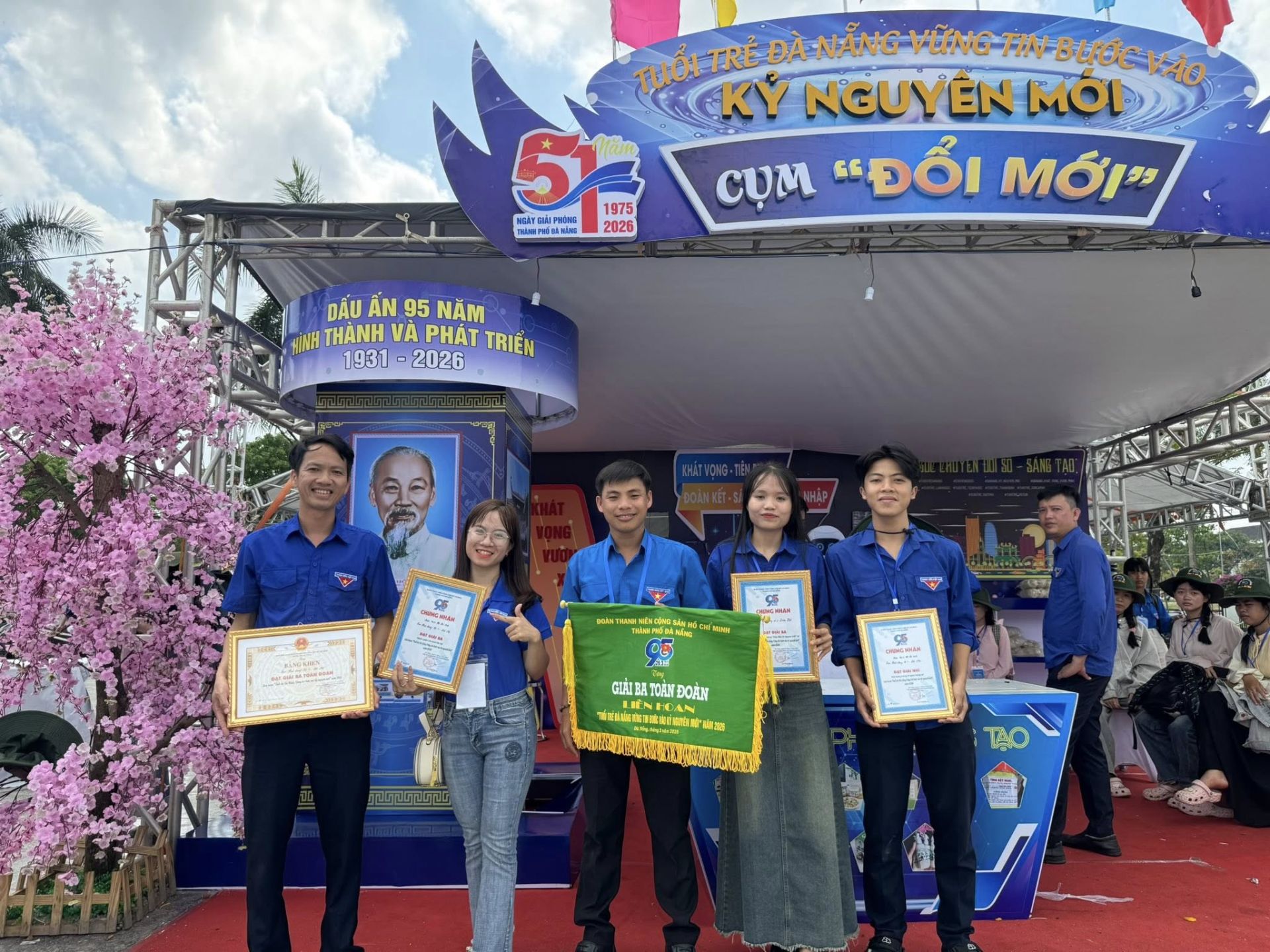 Anh Mai Văn D&acirc;n cùng các anh chị đoàn vi&ecirc;n tại Hội trại Kỷ niệm 95 năm ng&agrave;y th&agrave;nh lập đo&agrave;n của th&agrave;nh đo&agrave;n Đ&agrave; Nẵng