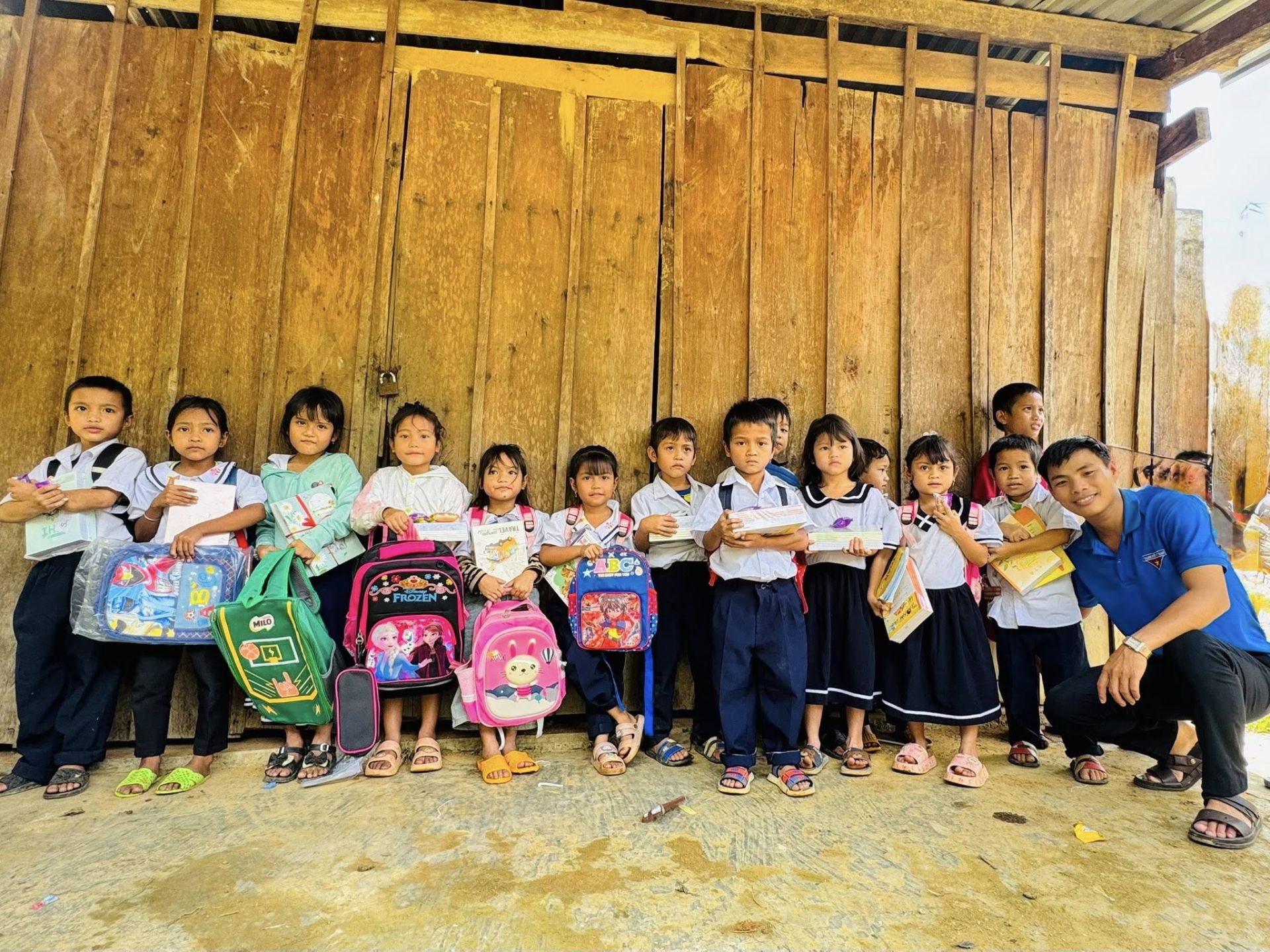 Anh Mai Văn D&acirc;n c&ugrave;ng với c&aacute;c em học sinh d&acirc;n tộc Ca dong ở x&atilde; Tr&agrave; My.