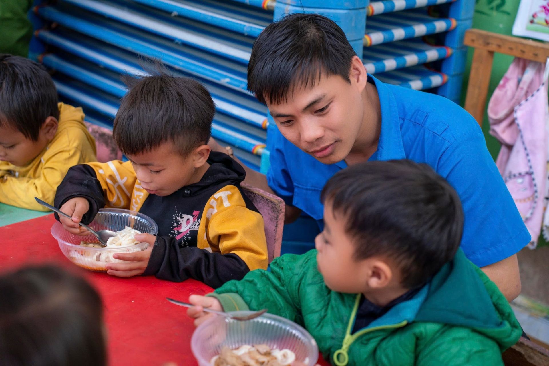 Anh Mai Văn D&acirc;n ti&ecirc;́p xúc với t&ocirc;̉ chức Đoàn từ các hoạt đ&ocirc;̣ng thi&ecirc;̣n nguy&ecirc;̣n vì c&ocirc;̣ng đ&ocirc;̀ng.