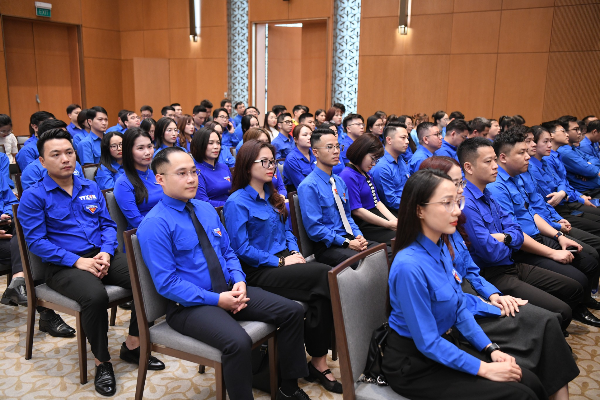 Đ&ocirc;ng đo&agrave;n đo&agrave;n vi&ecirc;n, thanh ni&ecirc;n, c&aacute;n bộ đo&agrave;n ti&ecirc;u biểu tham dự chương tr&igrave;nh gặp gỡ.