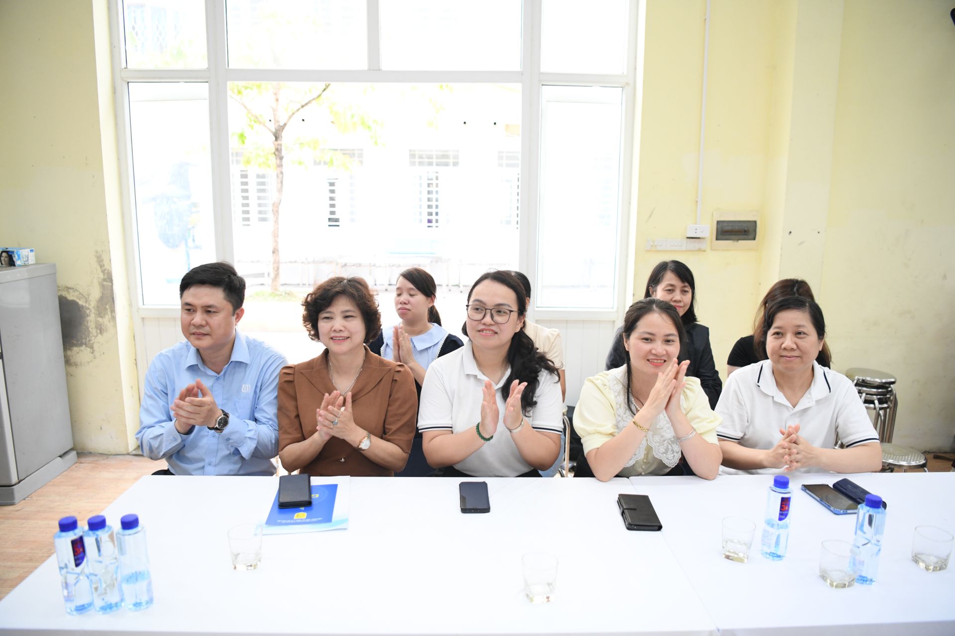 Ban Gi&aacute;m hiệu nh&agrave; trường tham dự cổ vũ cho c&aacute;c học tr&ograve;.