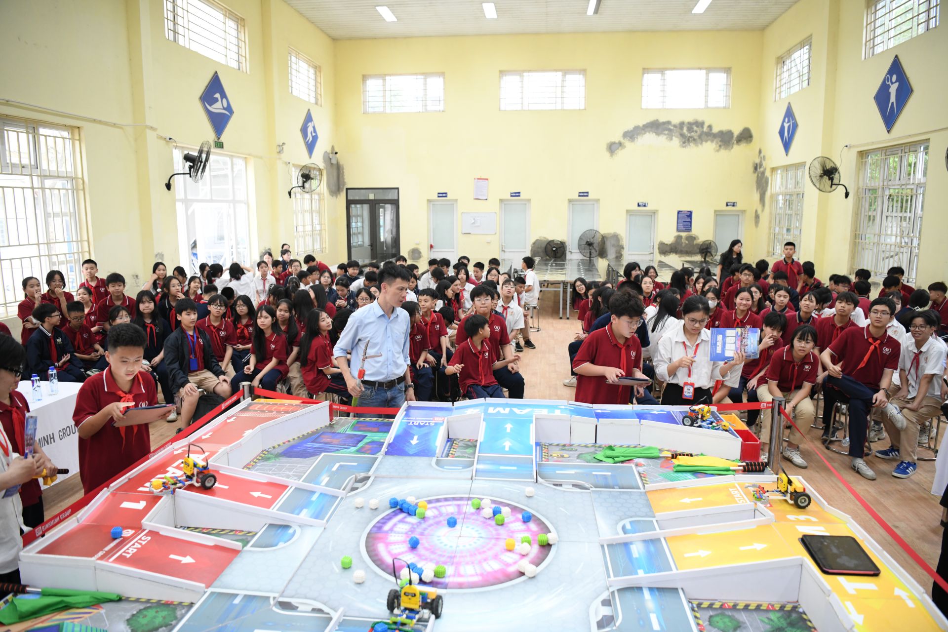 Phần thi &ldquo;Chuyển động c&ugrave;ng RoboBimi&rdquo; hấp dẫn với sự tham gia của 12 đội chơi.