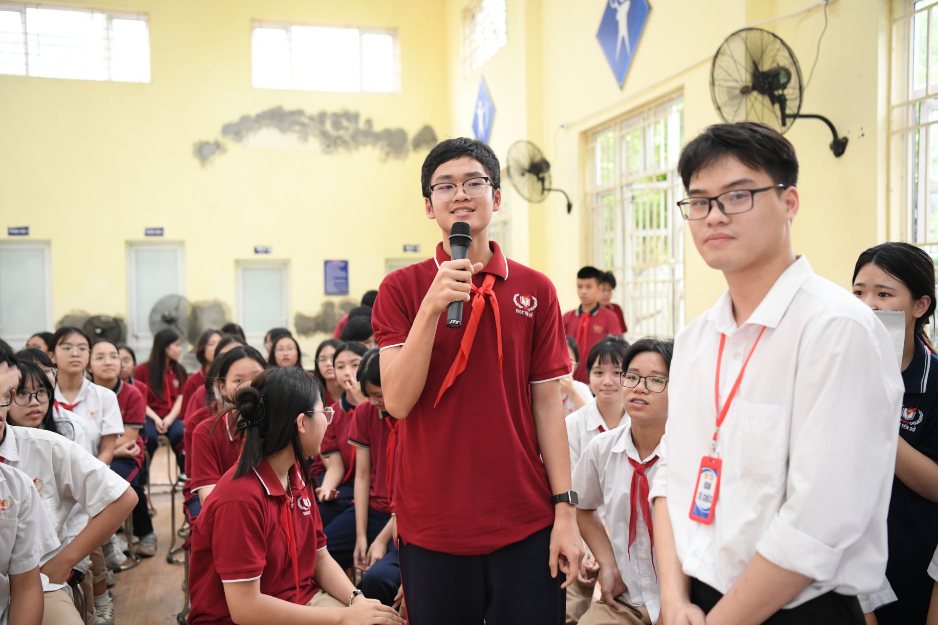 C&aacute;c bạn học sinh t&iacute;ch cực tham gia phần giao lưu để nhận được qu&agrave; tặng từ Ban Tổ chức.