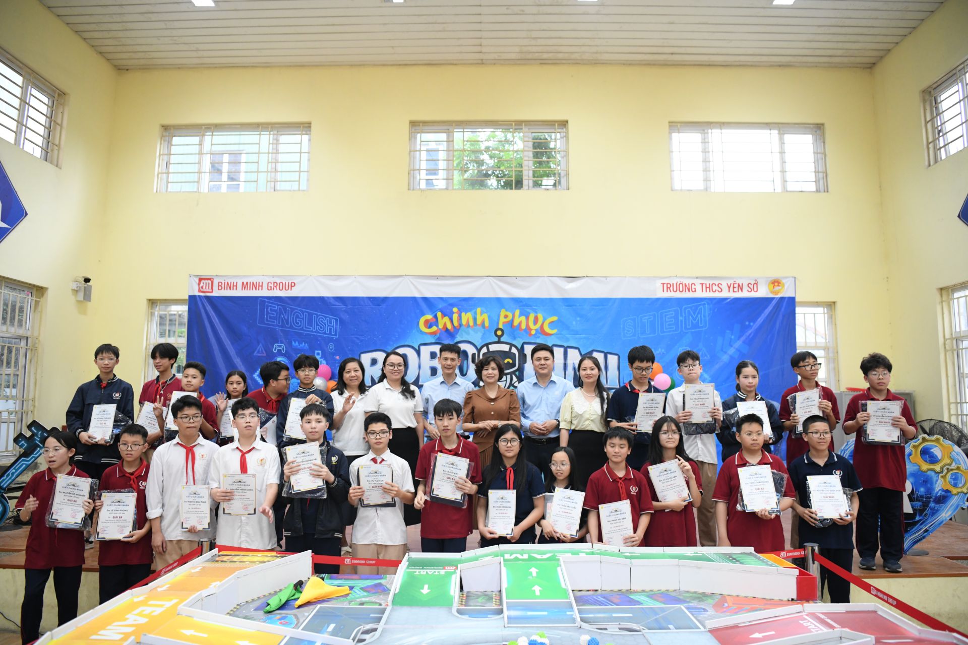 C&aacute;c đội thi nhận Giấy khen v&agrave; qu&agrave; tặng sau những nỗ lực tham gia tranh t&agrave;i.