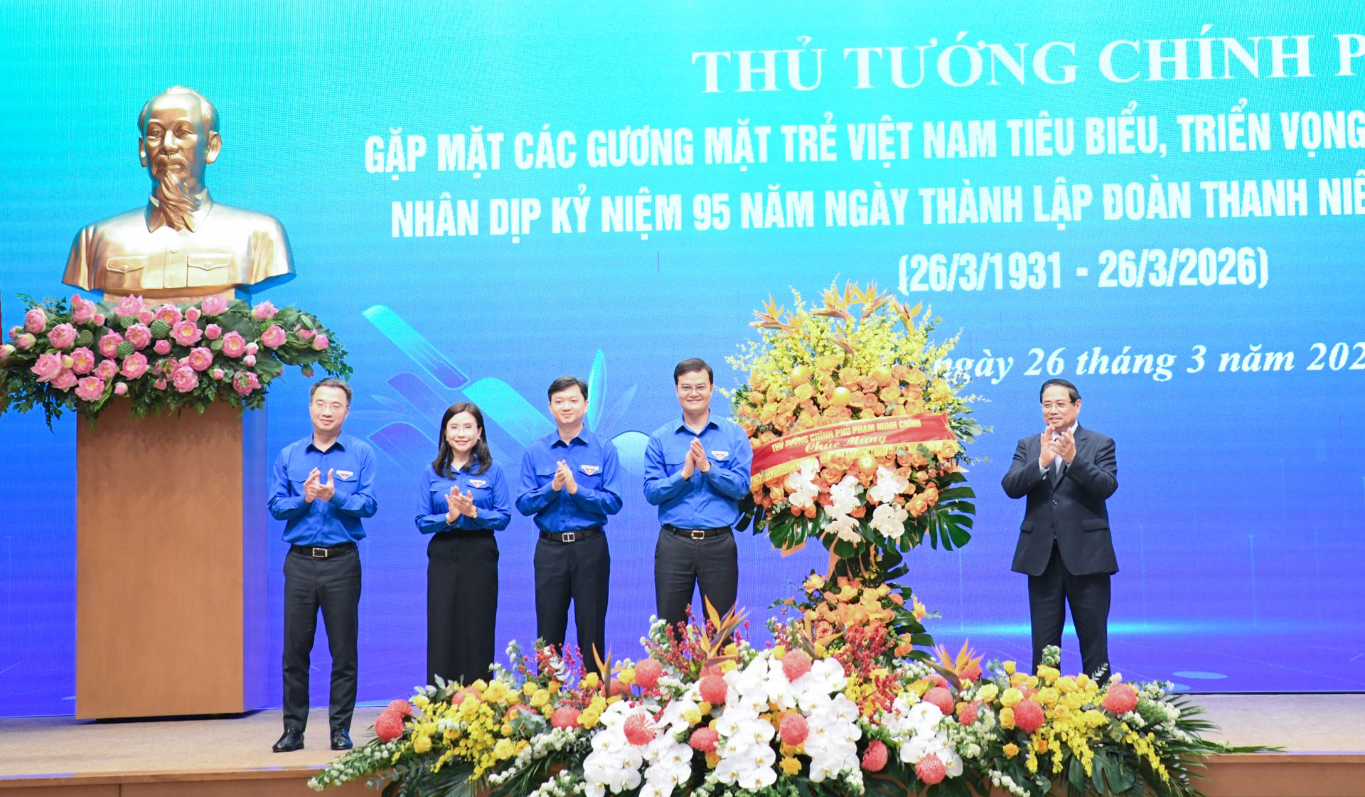 Thủ tướng Phạm Minh Ch&iacute;nh trao tặng lẵng hoa Ban B&iacute; thư T.Ư Đo&agrave;n, ch&uacute;c mừng 95 năm Ng&agrave;y Th&agrave;nh lập Đo&agrave;n.
