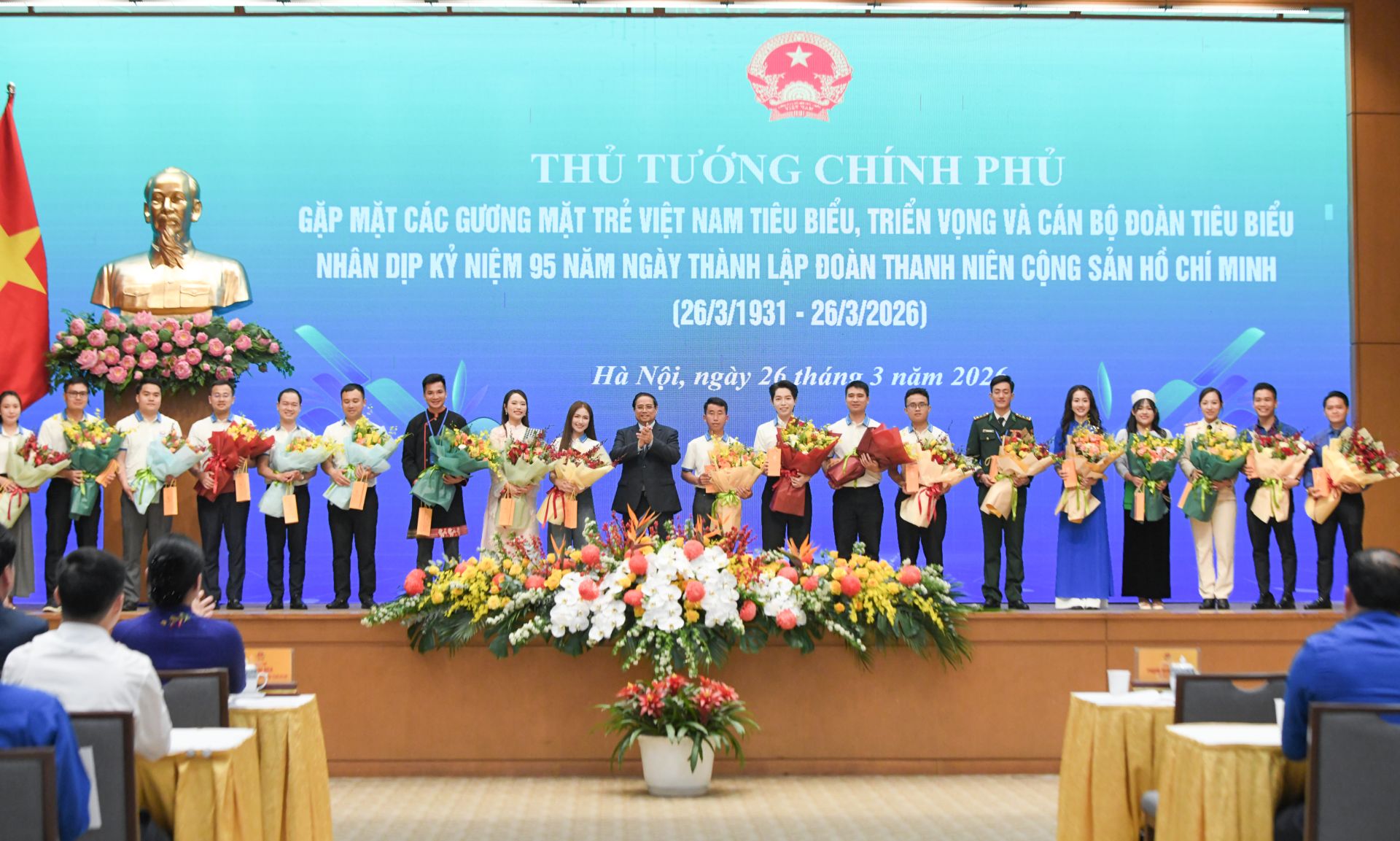 Thủ tướng Phạm Minh Ch&iacute;nh tặng hoa những gương mặt trẻ, c&aacute;n bộ đo&agrave;n ti&ecirc;u biểu.