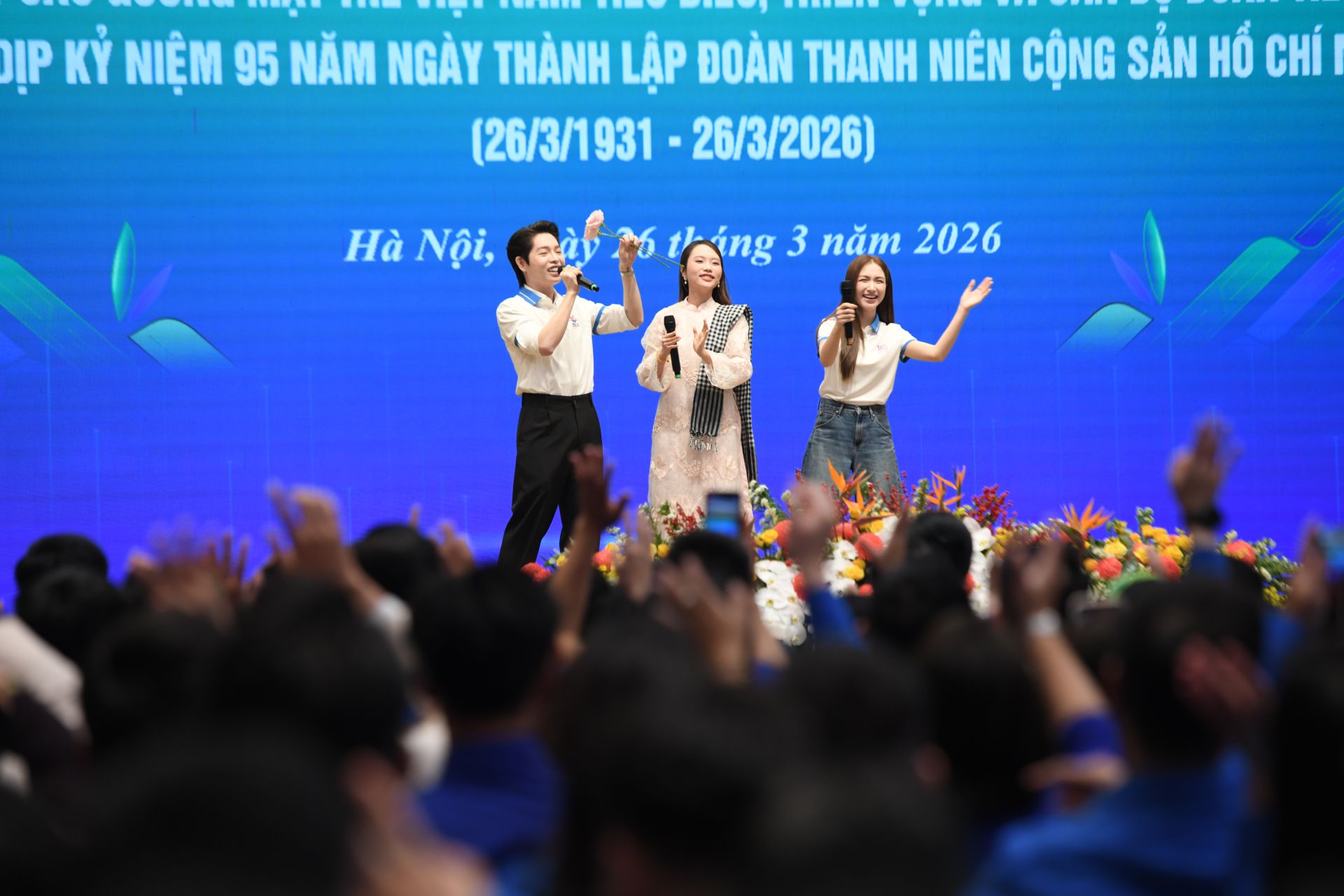 Những tiết mục văn nghệ ch&agrave;o mừng của c&aacute;c Gương mặt trẻ Việt Nam ti&ecirc;u biểu v&agrave; triển vọng, trong đ&oacute; c&oacute; ca sĩ H&ograve;a Minzy, Phương Mỹ Chi v&agrave; Đức Ph&uacute;c.