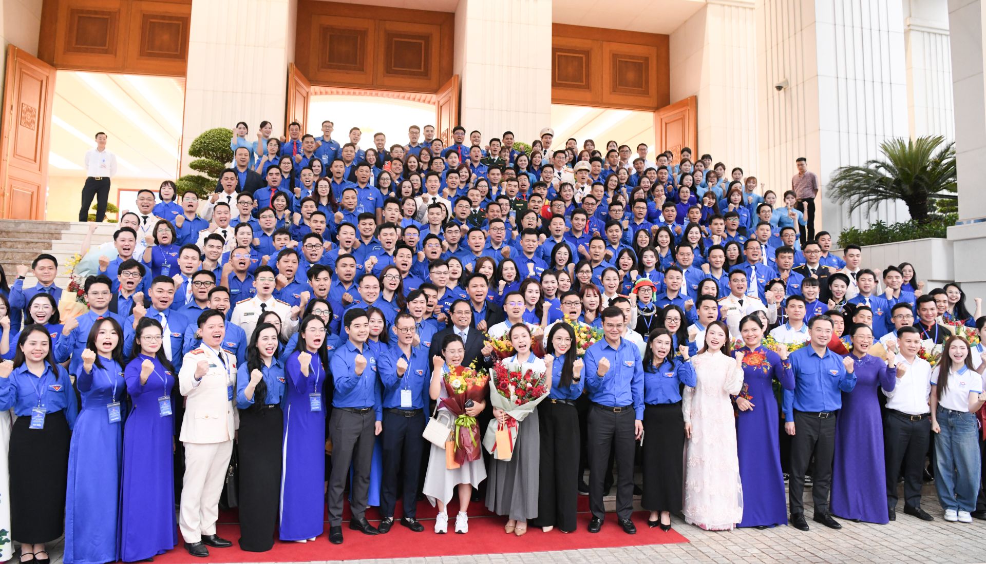 Thủ tướng Ch&iacute;nh phủ Phạm Minh Ch&iacute;nh chụp ảnh lưu niệm c&ugrave;ng c&aacute;c đại biểu.