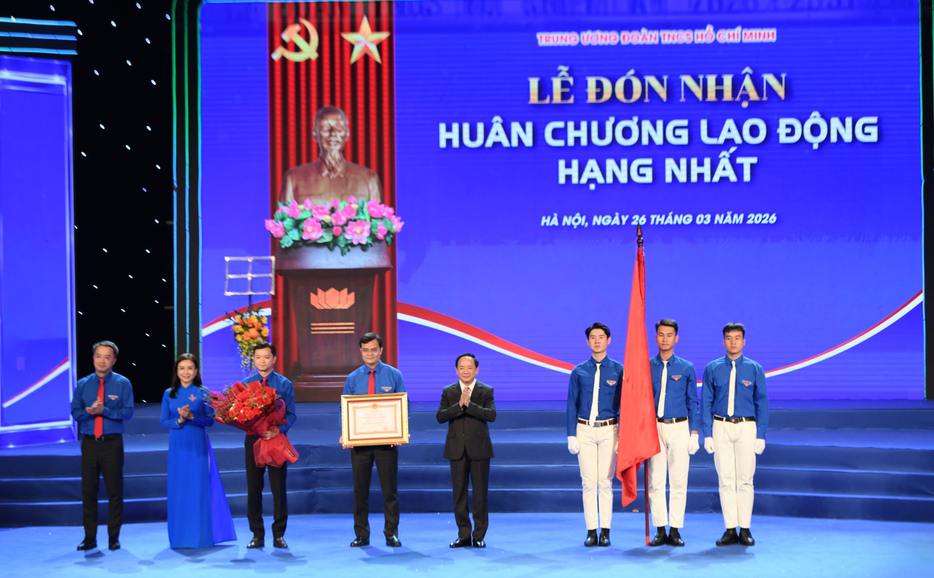 Thay mặt l&atilde;nh đạo Đảng, Nh&agrave; nước, &ocirc;ng Trịnh Văn Quyết trao Hu&acirc;n chương Lao động hạng Nhất cho Đo&agrave;n TNCS Hồ Ch&iacute; Minh.