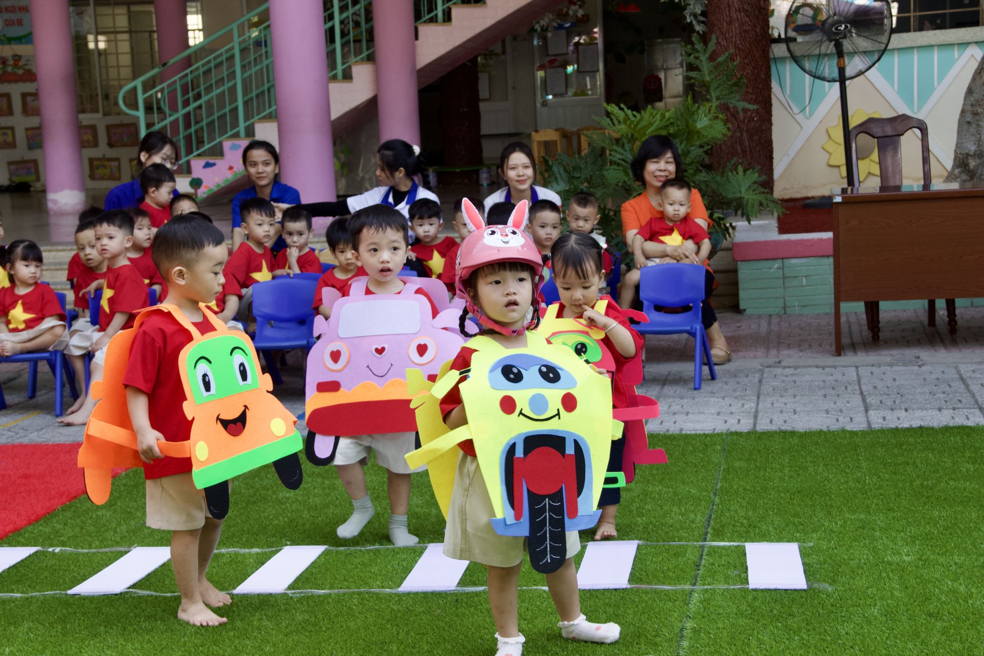 C&aacute;c em h&oacute;a trang th&agrave;nh những phương tiện giao th&ocirc;ng trong hoạt động trải nghiệm