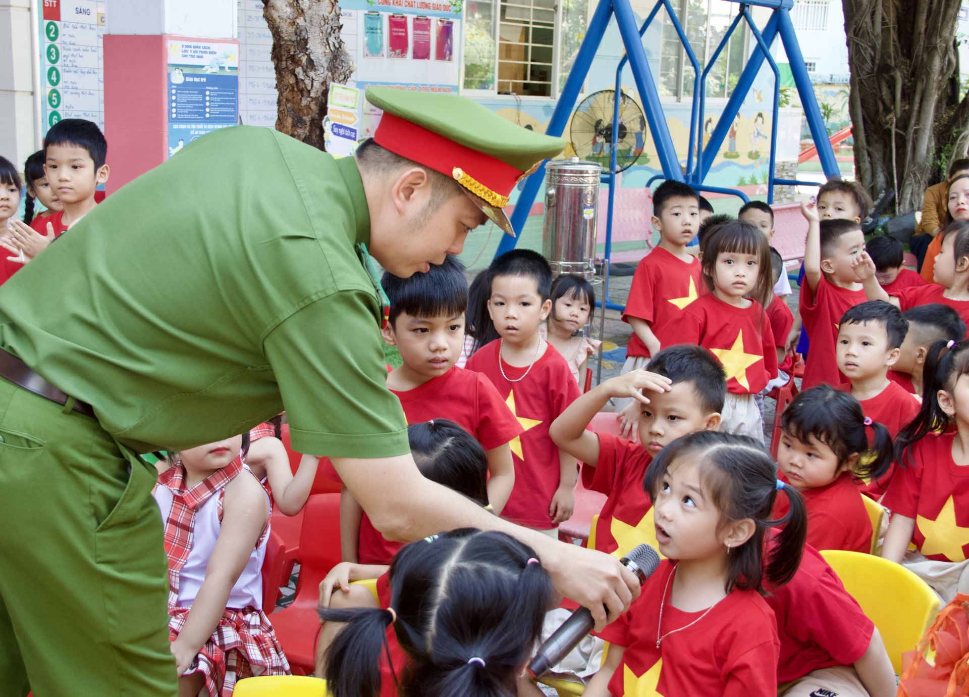 Các chú c&ocirc;ng an hướng d&acirc;̃n tham gia giao th&ocirc;ng an toàn cho cho trẻ m&acirc;̀m non.