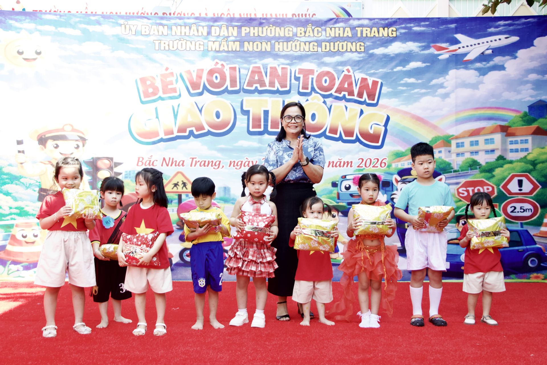 C&ocirc; hiệu trưởng Nguyễn Thị Chinh trao qu&agrave; cho các bạn tích cực tham gia hoạt đ&ocirc;̣ng.