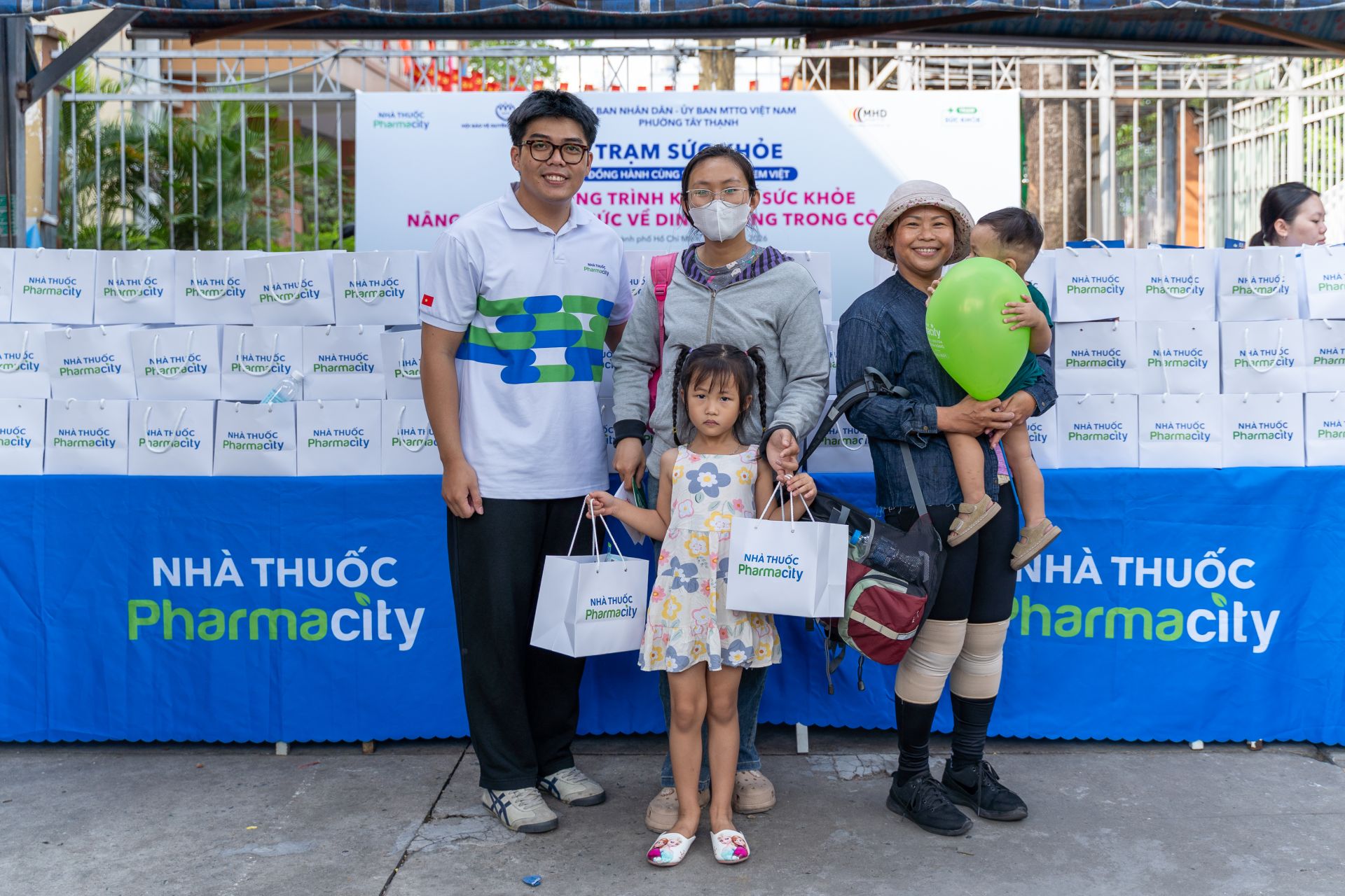 Những ph&acirc;̀n quà được trao tặng cho các em nhỏ.