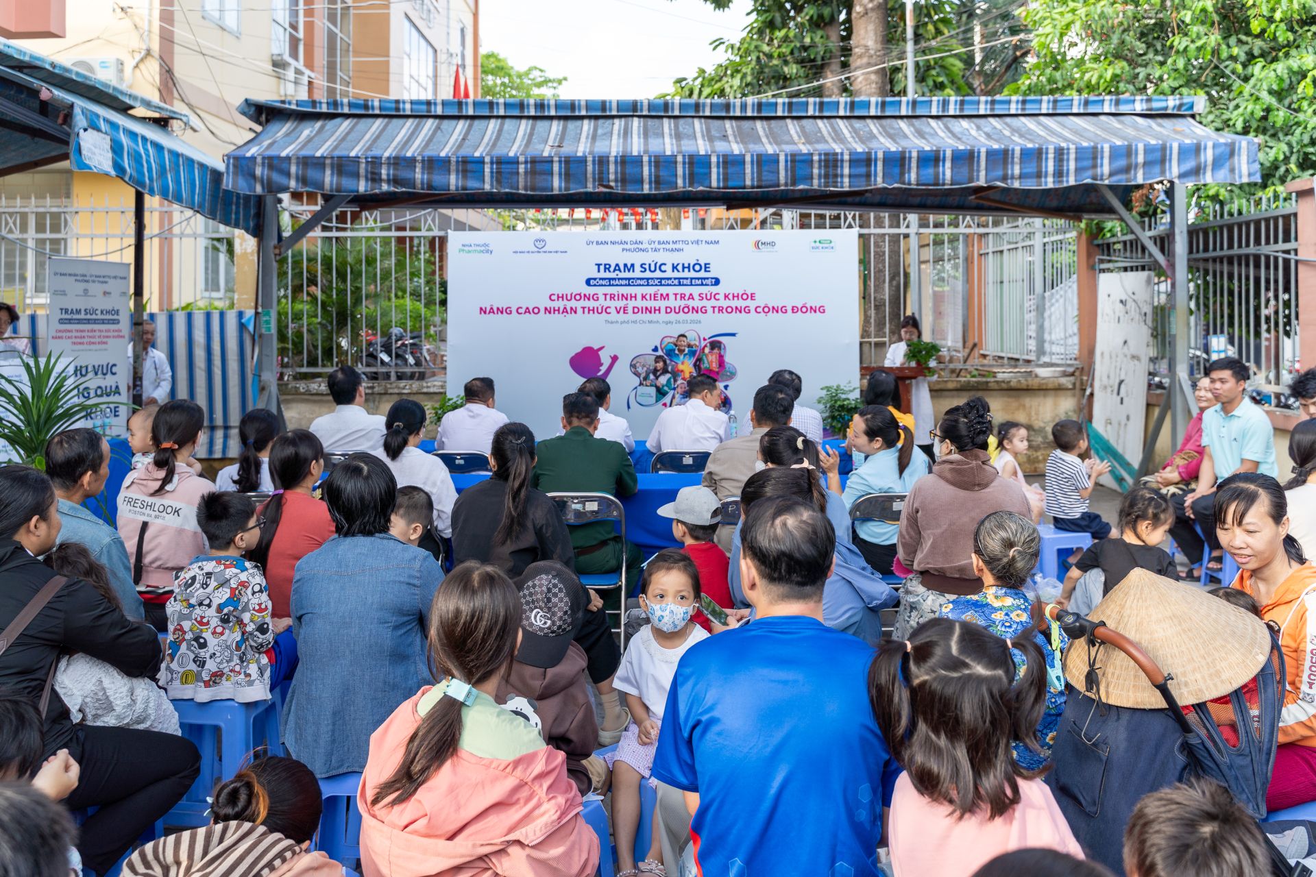 Đ&ocirc;ng đảo người d&acirc;n đã đ&ecirc;́n đ&ecirc;̉ được thăm khám mi&ecirc;̃n phí.