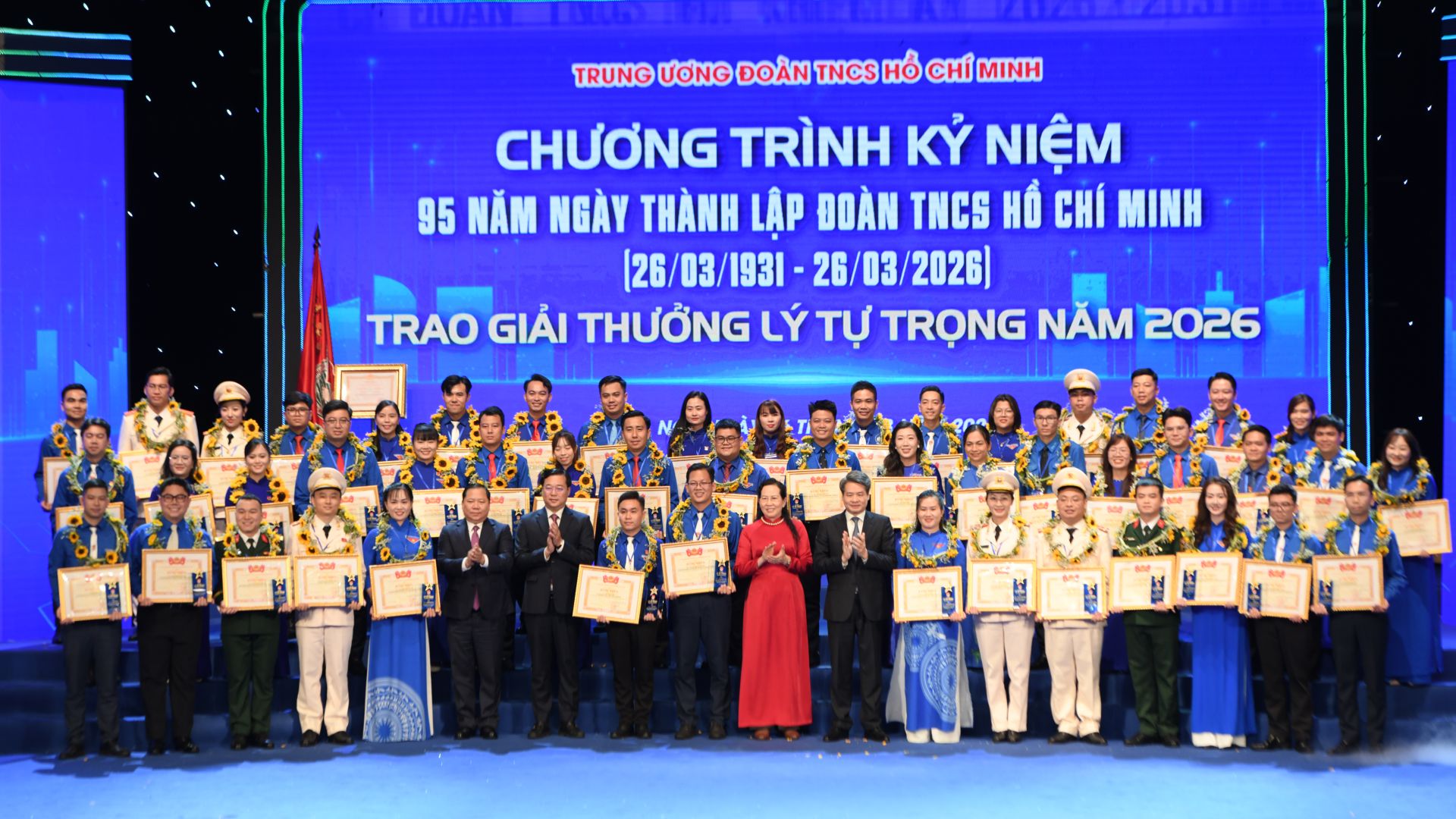 C&aacute;c đồng ch&iacute; l&atilde;nh đạo Đảng, Nh&agrave; nước, c&aacute;c ban, bộ, ng&agrave;nh, đo&agrave;n thể trao Giải thưởng L&yacute; Tự Trọng tặng c&aacute;c c&aacute; nh&acirc;n ti&ecirc;u biểu.