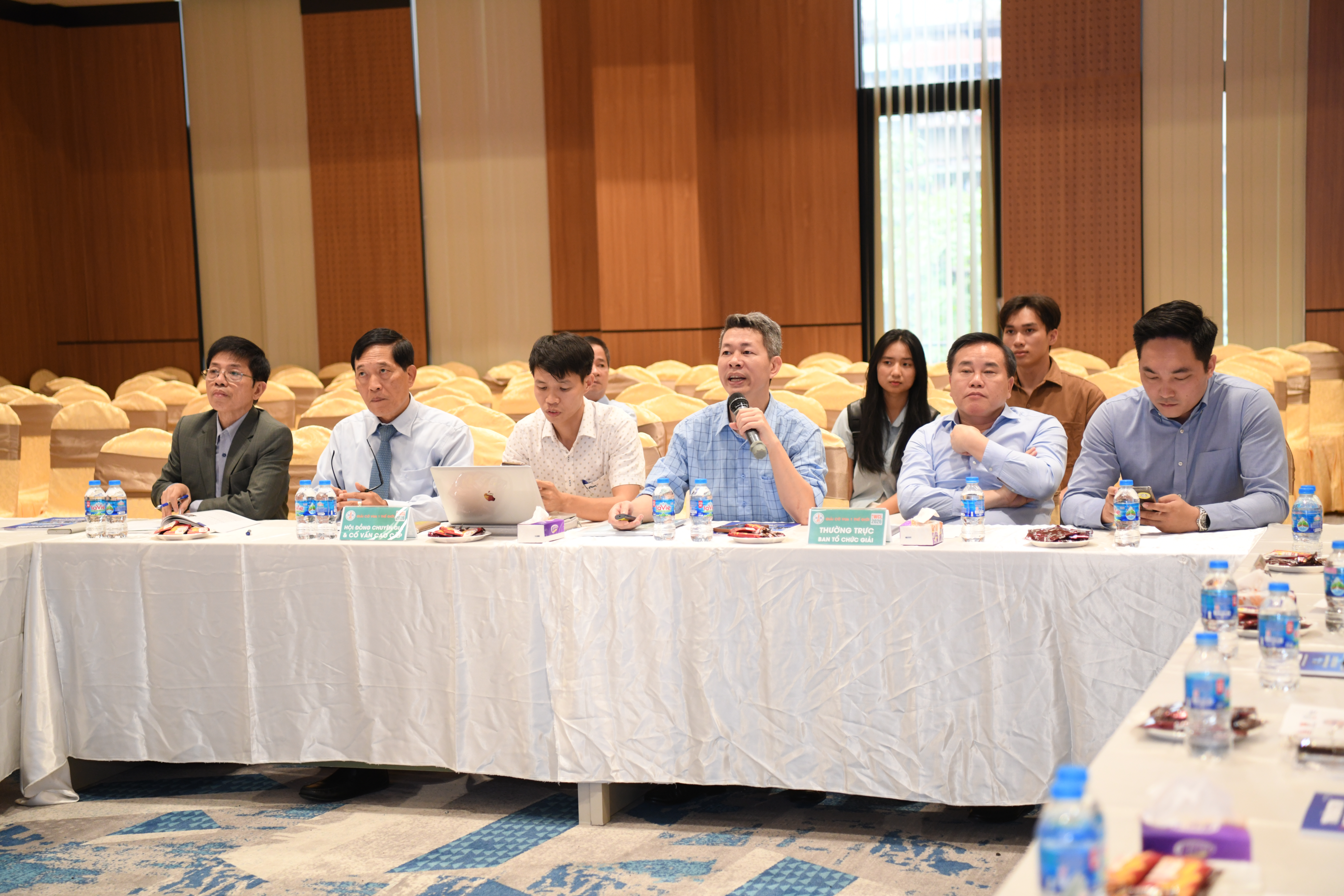 Các đại bi&ecirc;̉u tham dự L&ecirc;̃ khởi đ&ocirc;̣ng giải đ&acirc;́u.