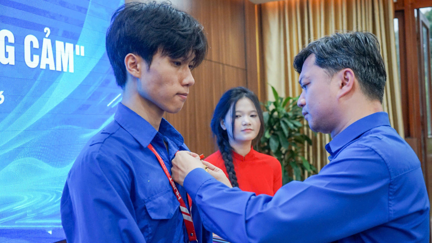 T.Ư Đoàn trao tặng Huy hiệu "Tuổi trẻ dũng cảm" cho nam sinh cứu người trong hỏa hoạn