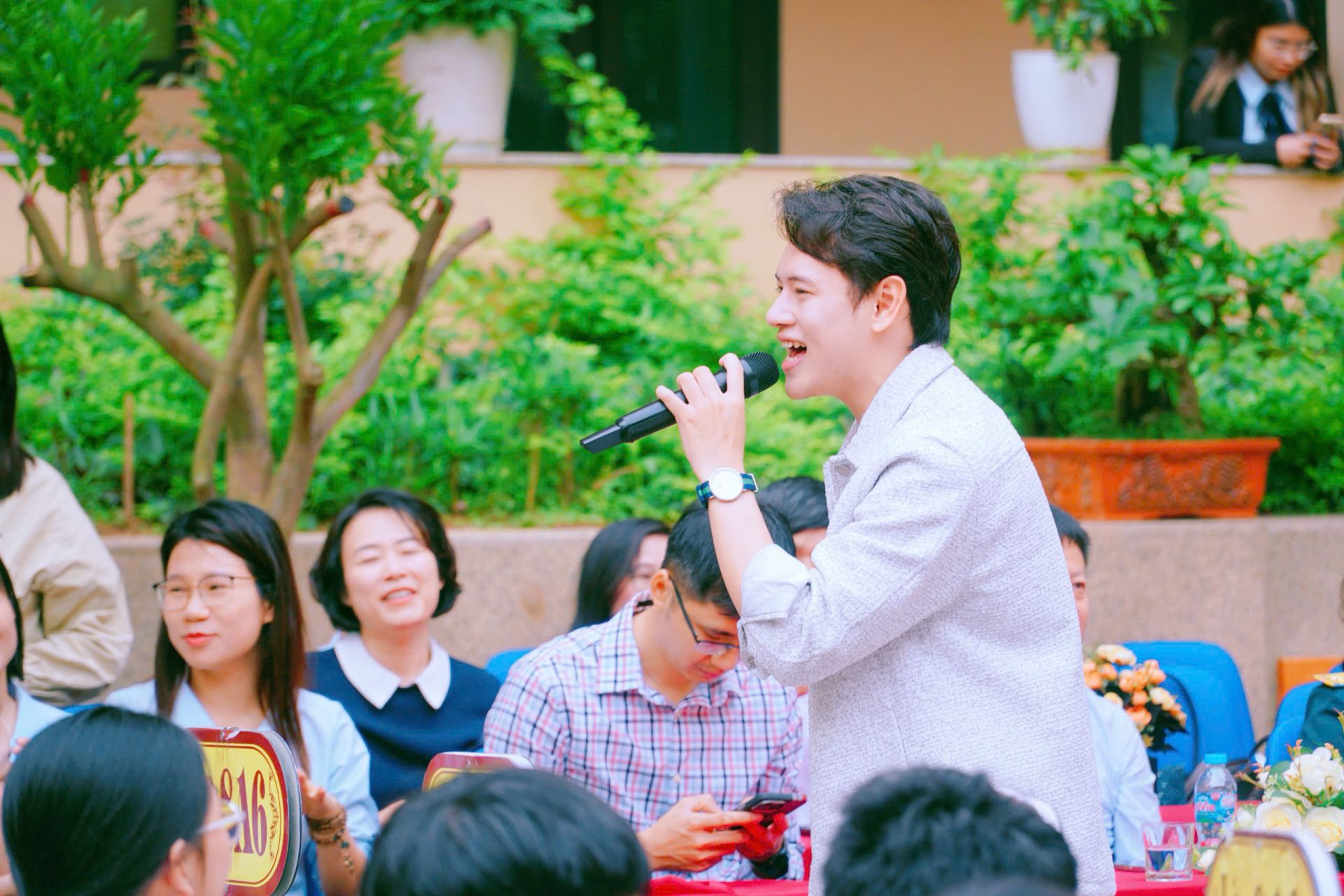 Ca sĩ Ho&agrave;ng Sơn (Nh&agrave; h&aacute;t Ca m&uacute;a nhạc qu&acirc;n đội) khuấy động bầu kh&ocirc;ng kh&iacute; chương tr&igrave;nh với 3 b&agrave;i h&aacute;t.