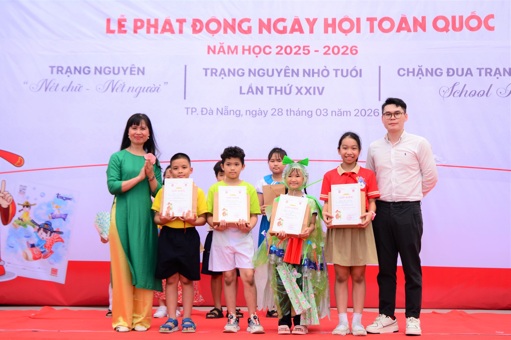 : Nh&agrave; b&aacute;o Nguyễn Thị Hương Giang, Trưởng Ban Ph&oacute;ng vi&ecirc;n, B&aacute;o Thiếu ni&ecirc;n Tiền phong v&agrave; Nhi đồng v&agrave; &Ocirc;ng Chu Ho&agrave;ng Vũ, Trưởng ph&ograve;ng Maketing, C&ocirc;ng ty cổ phần Văn ph&ograve;ng phẩm Hồng H&agrave; trao giải Trạng Nguy&ecirc;n School Tour.