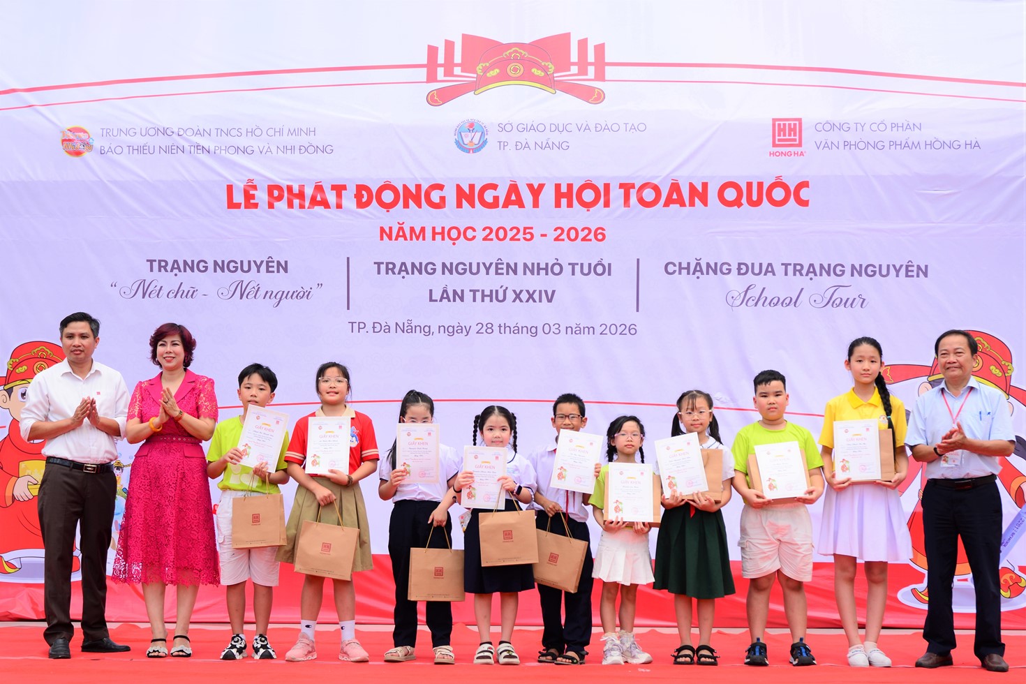 Ban tổ chức trao 9 giải Bảng Nh&atilde;n. 