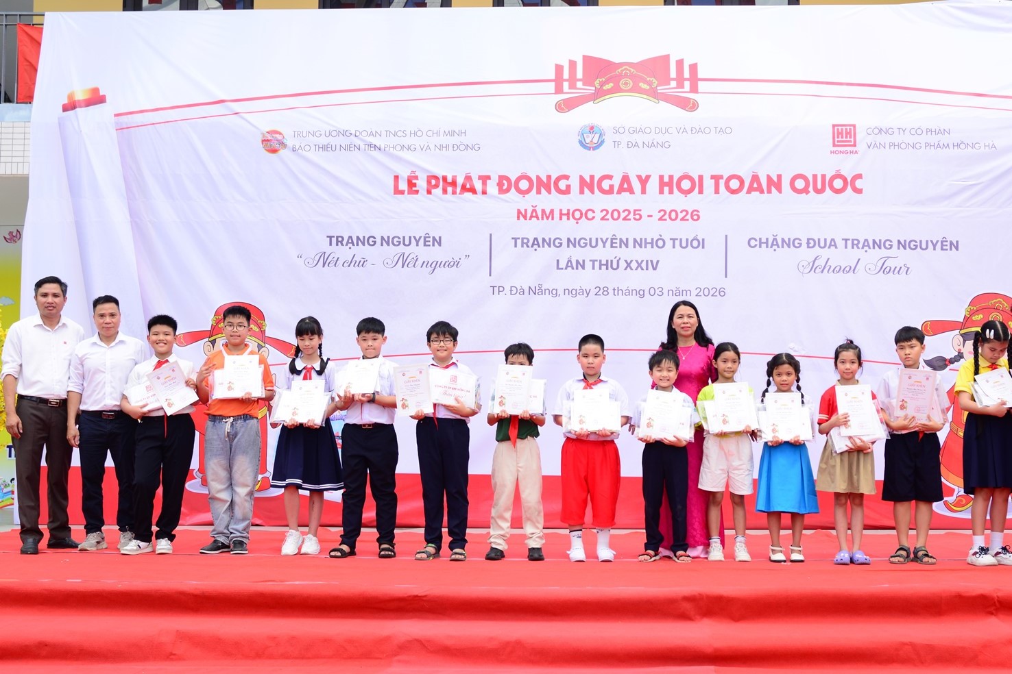 Ban Tổ chức trao 14 giải Th&aacute;m Hoa.