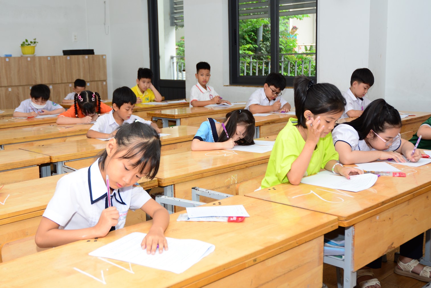 Phần thi c&aacute; nh&acirc;n diễn ra nghi&ecirc;m t&uacute;c, nơi c&aacute;c th&iacute; sinh thể hiện khả năng tư duy nhanh nhạy v&agrave; vốn kiến thức vững v&agrave;ng.