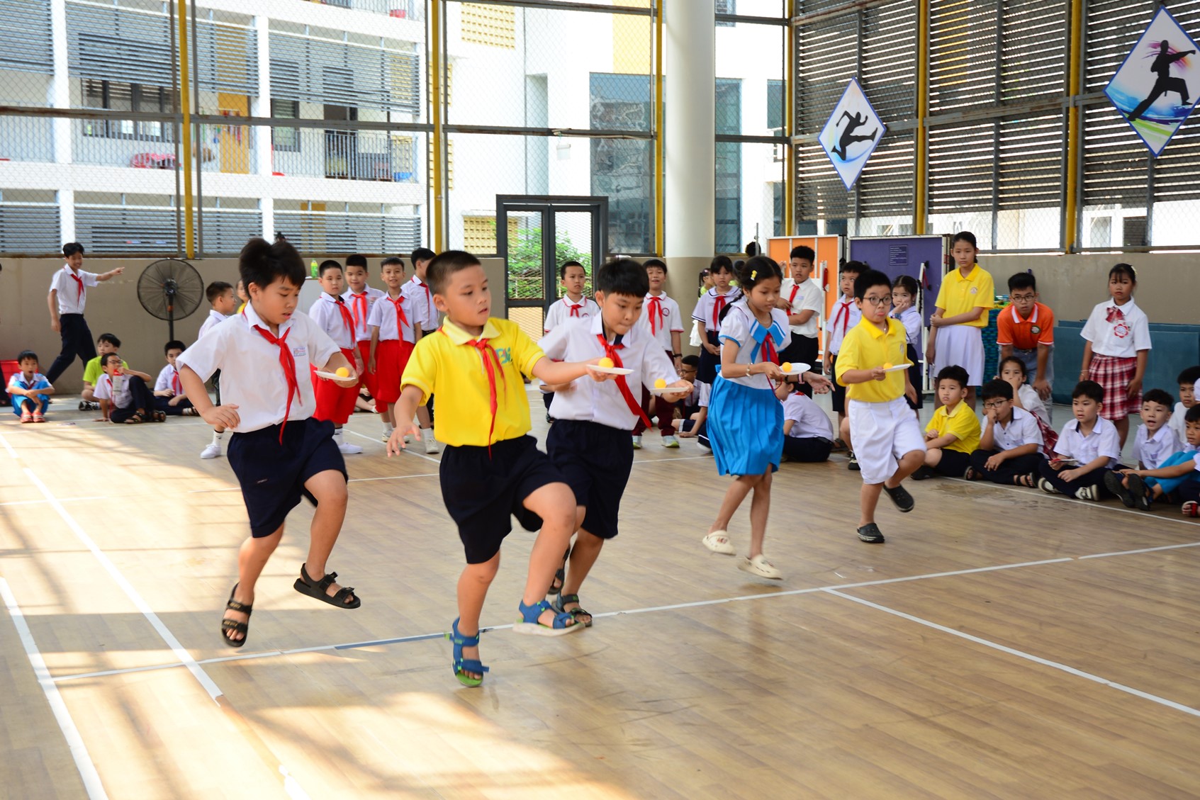 C&aacute;c bạn tham gia tr&ograve; chơi si&ecirc;u nh&acirc;n to&agrave;n t&agrave;i, V&ograve;ng loại của chặng đua &ldquo;Trạng Nguy&ecirc;n School Tour&rdquo;
