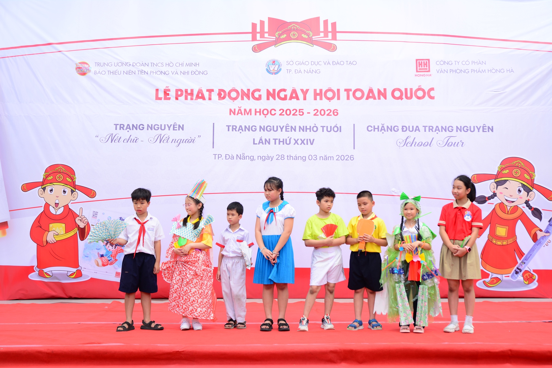 : Phần tranh t&agrave;i tr&ecirc;n s&acirc;n khấu với nội dung biểu diễn thời trang t&aacute;i chế.