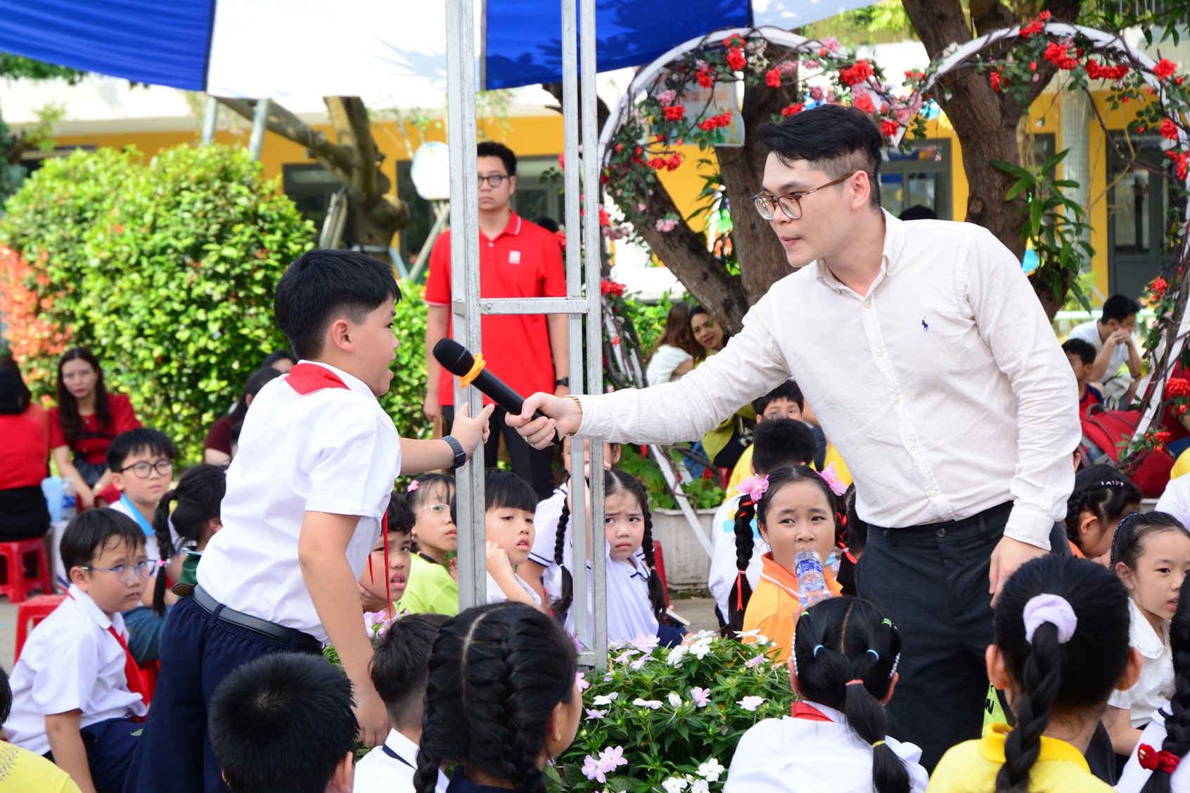 &Ocirc;ng Chu Ho&agrave;ng Vũ - Trưởng ph&ograve;ng Marketing, C&ocirc;ng ty Cổ phần VPP Hồng H&agrave; giao lưu c&ugrave;ng c&aacute;c bạn học sinh.