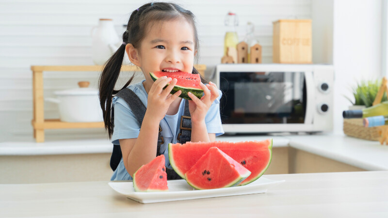 Hoa quả là thực ph&acirc;̉m t&ocirc;́t cho ăn vặt.