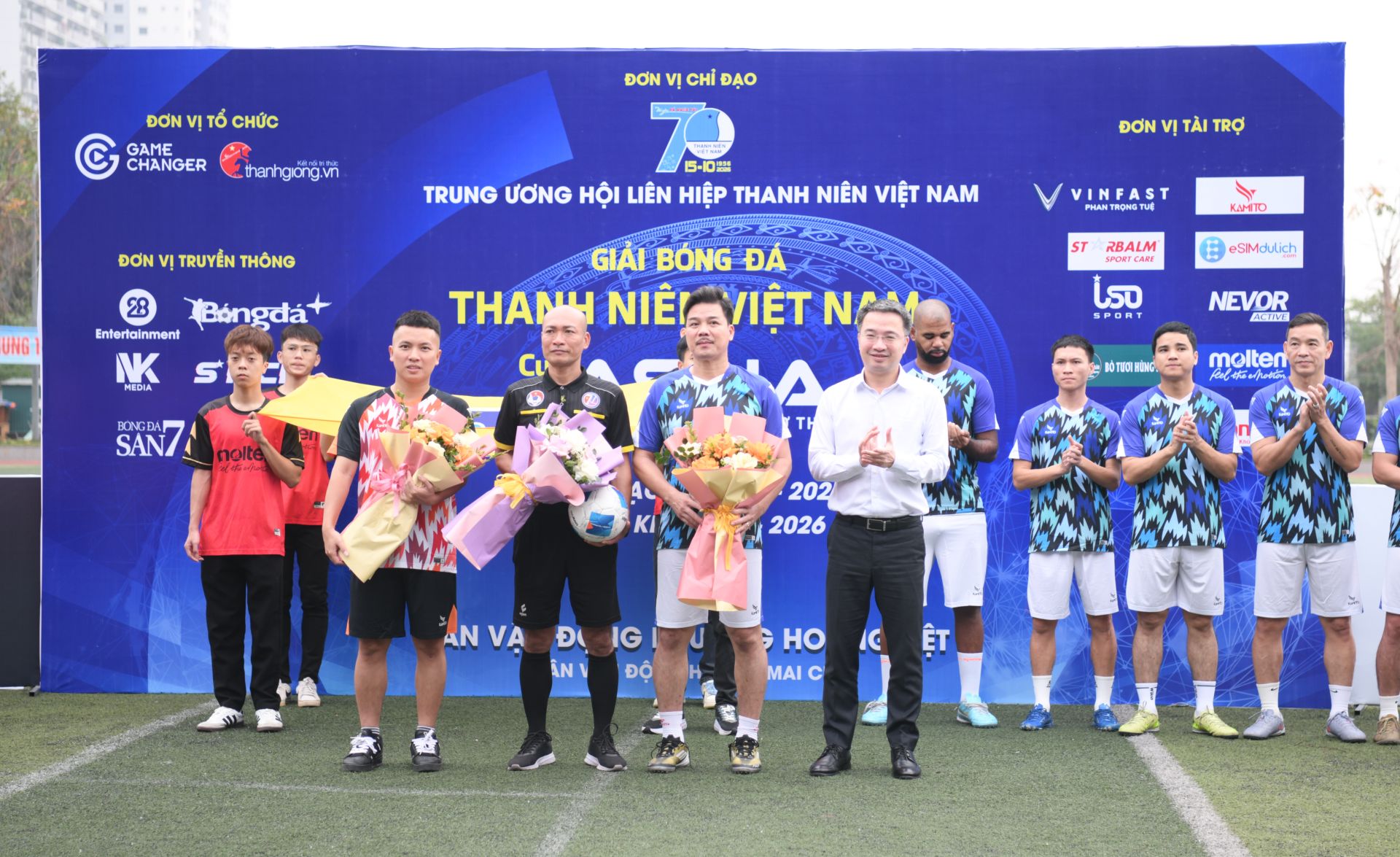 Anh Nguy&ecirc;̃n Tường L&acirc;m tặng hoa các đ&ocirc;̣i bóng tham gia thi đ&acirc;́u.